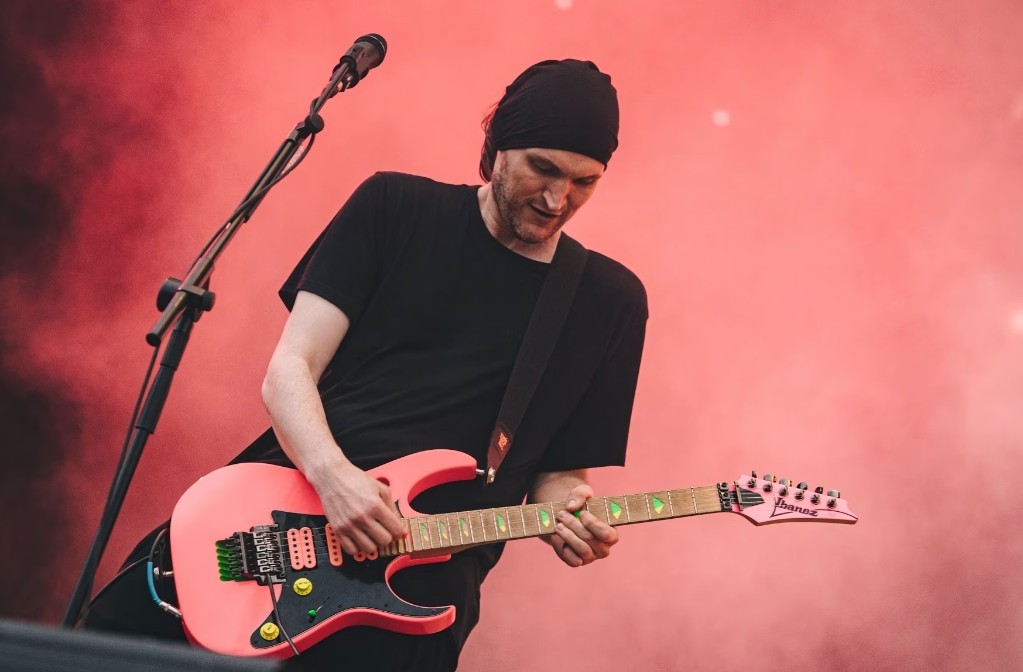 Photo of Josh in Brazil.
March 2023. 

📸 Jane's Addiction interview with Veja magazine.

🌐 🎸

#pluralone #joshklinghoffer #janesaddiction #perryfarrell #ericavery #stephenperkins