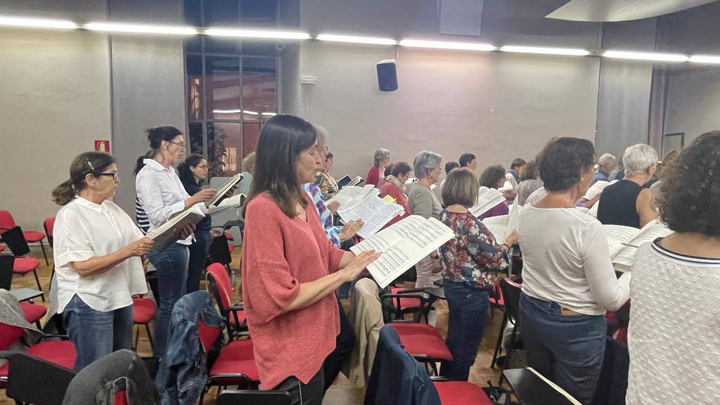 MessiesBcn's tweet photo. Dissabte, dia 13, uns 70 companys #cantaires participaran amb un #concert al
#Girona #TempsdeFlors.
Serà amb una selecció de peces d' #ElMessies que ha fet en @MartiFerrerB, que també els dirigirà. Els acompanyarà @SuzinClaudio al piano.
📸 @Adrateia i @montse_miro https://t.co/kDqs81bymq