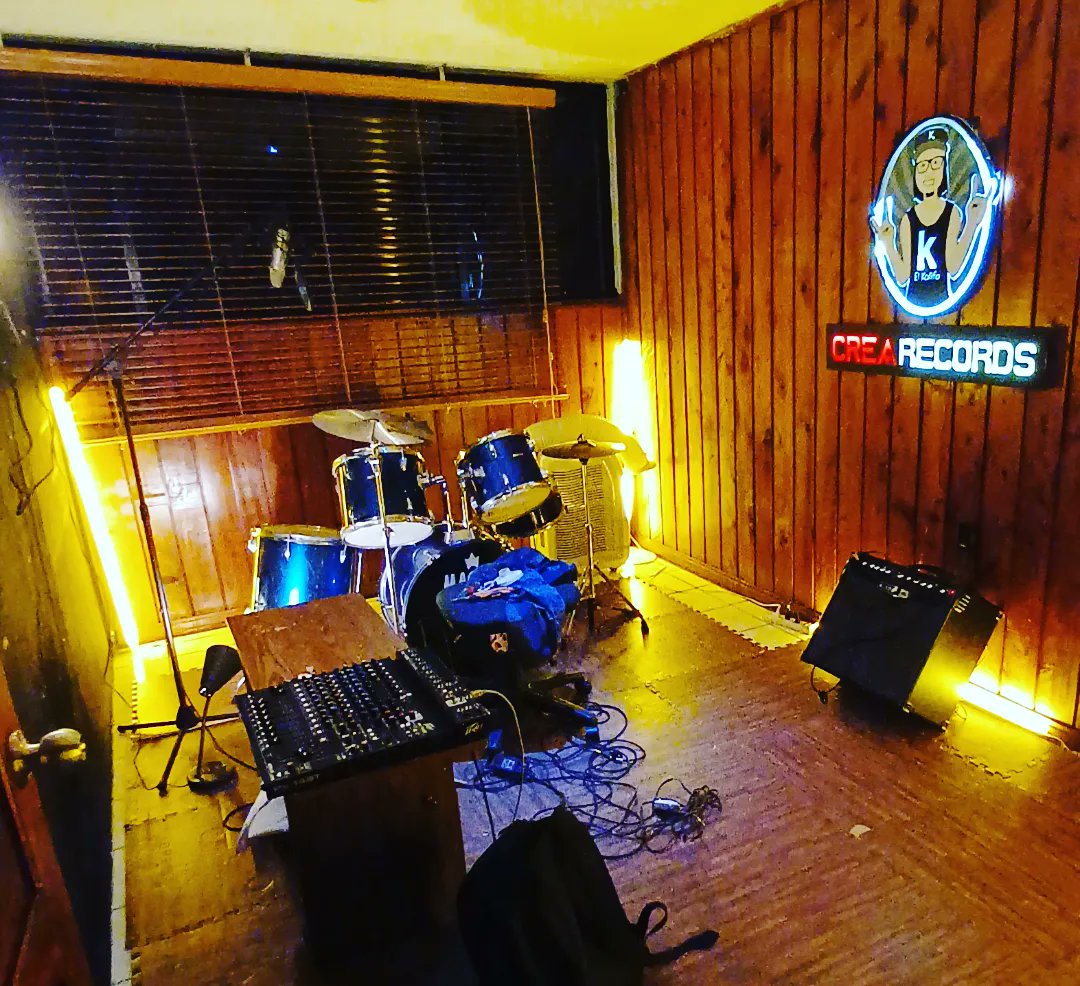 Se vienen cositas...

En la fotografía hace falta algo, que es?

Wujuuuuuu en alianza con Crea Records International estamos trabajando para dar el siguiente paso, estén atentos ternuritas.

#ElKalifaRules 🤘🤓🤘

#studiomusic #videoproduction #podcasts #livestreaming #musiclive