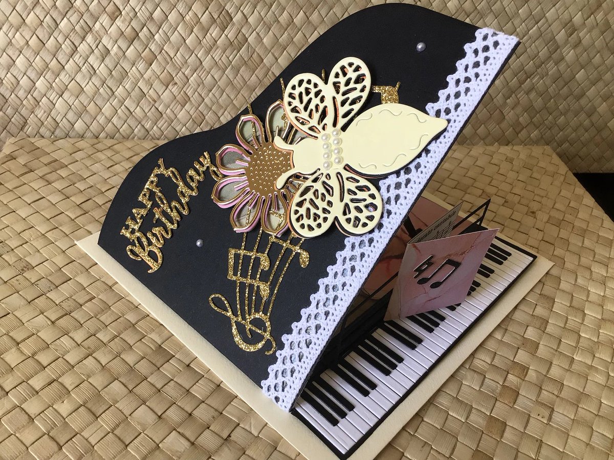 Let’s B Natural… a unique birthday card for a pianist and music lover 🎹🎶

etsy.com/uk/listing/145…

#CraftHour  #shopindie #shopontwitter #UKCraftersHour #ukhandmade
