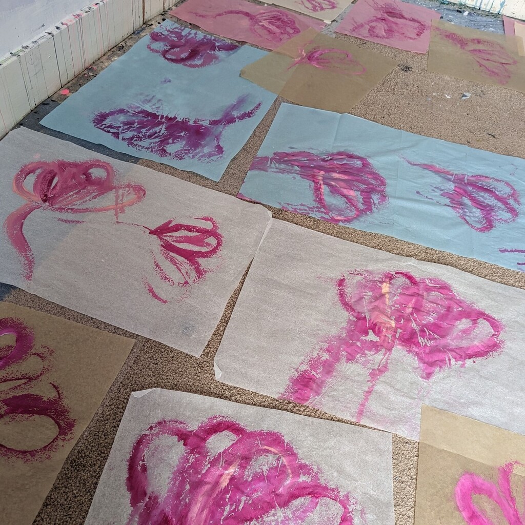 Large mono prints of abstract floral shapes.⁣
⁣
#workinprogress #artteacherlife #paintingprocess #acrylicabstract #experimentation