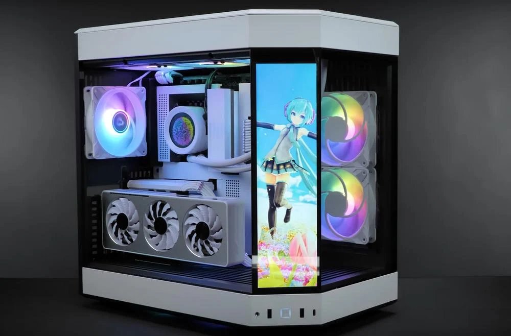 「最近PC構成考える機会があって色々みてたんですが実用性重視の無骨なのしか使ってこ」|はちのイラスト