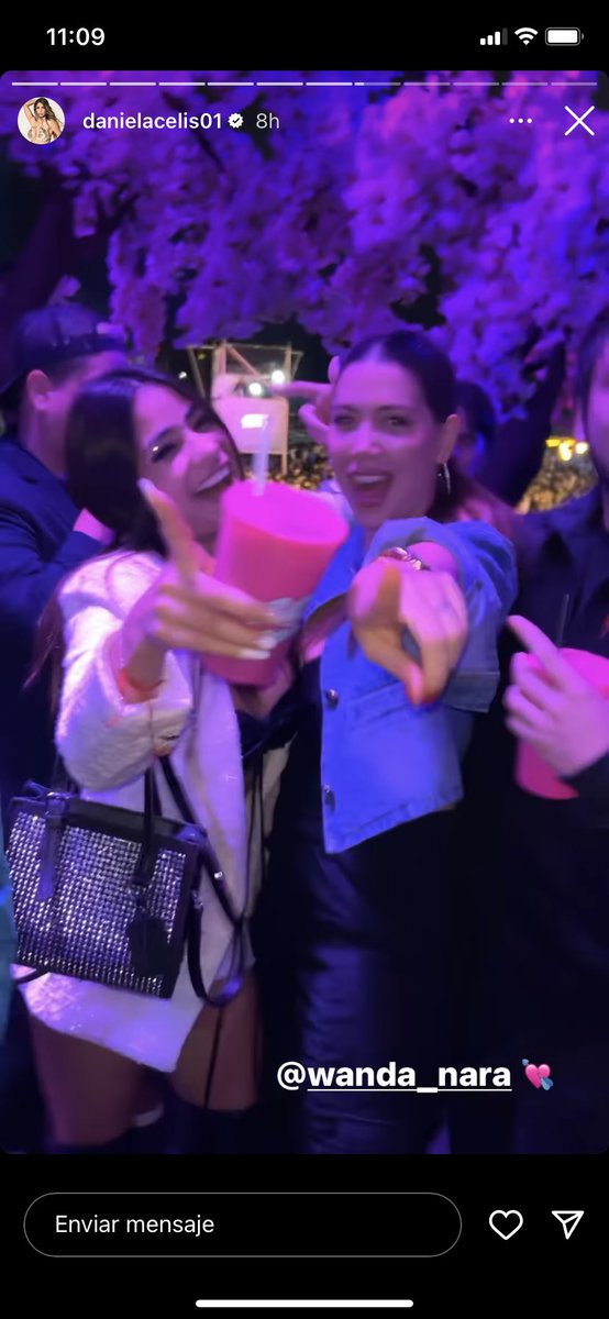 Faacuveron's tweet photo. A la que no le importa nada es a Daniela. Amo jajaja https://t.co/lJwVAi7nID