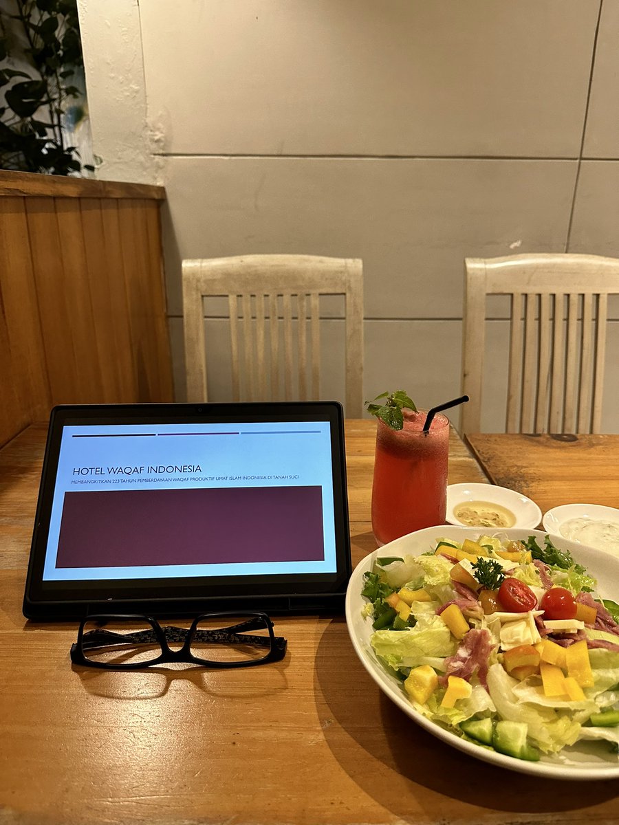 Sayyidina Umar bin Khattab ra pernah bertemu seseorang di jalan, dan bertanya kepadanya; “Kenapa perutmu besar seperti ini (buncit)?”, tanya beliau. 

“Ini karunia dari Allah,” jawab orang tsb. 

“Ini bukan barakah, tapi azab dari Allah!”, seru Umar.

Umar pun melanjutkan: “Hai