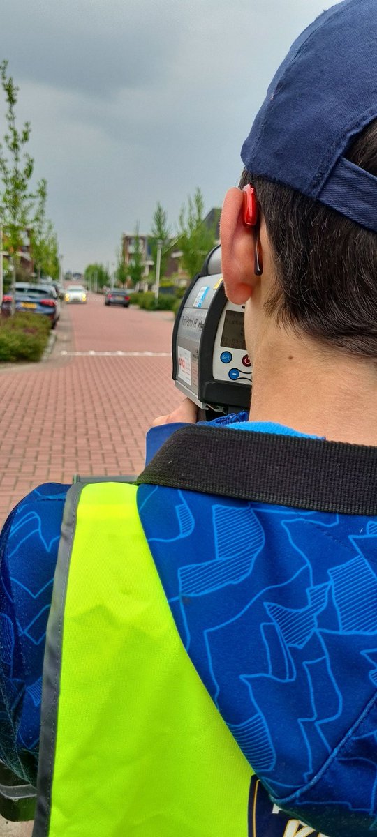 Met de #politiekids snelheidscontrole op de #goudenharplaan <a href="/Lansingerland/">Gem. Lansingerland</a> hier mag je 30 kilometer per uur. Wij spreken iedereen aan zowel #positief als #negatief <a href="/VeiligVerkeer/">Veilig Verkeer Nederland</a>
