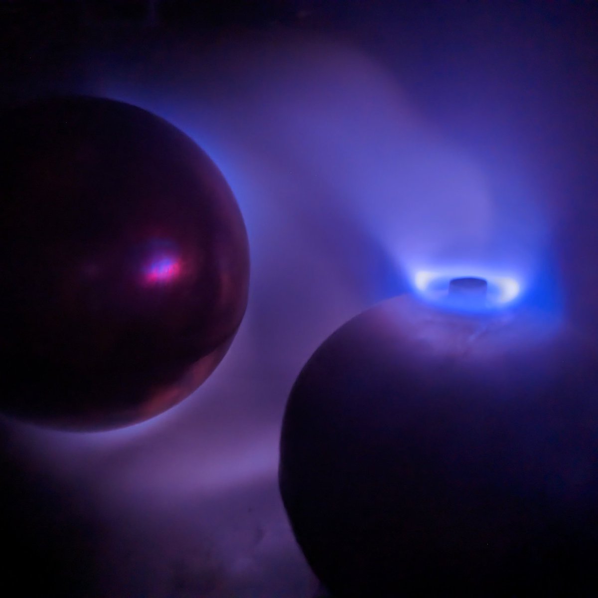 sandwall's tweet photo. The #planeterrella was invented by #KristianBirkeland to test his #northernlights hypothesis. Modern pumps & power supplies enable recreation in the lab (or garage). Magnetic fields enable shaping of the flow of plasma to simulate the polar aurora. https://t.co/m83xD3X8gZ