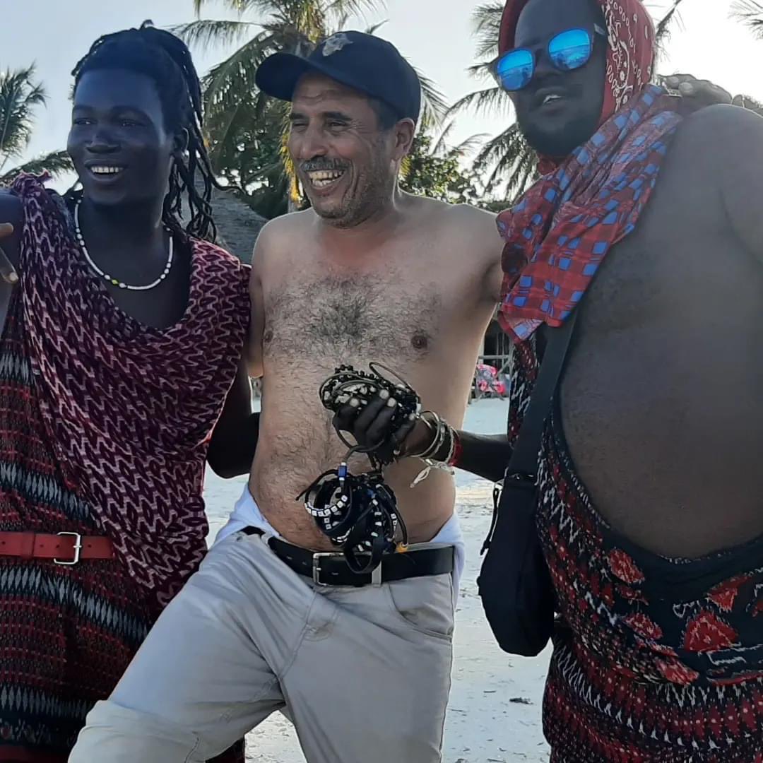 الرحال احمد القاسمي
هذا الرجل قصة شغف مُلهمة ،، رحالة عظيم لا يقل عظمة عن الرحالة المعرووفين عبر العصور من ابن بطوطة الطنجي وابن ماجد و ماركو بولو  وفاسكو دا جاما وكريسوف كولومبوس  وماجلان وغيرهم  كثير 
وكلاً منهم بطريقته واسلوبه في التنقل ومن هنا جاء تفرد رحالتنا  اليمني أحمد