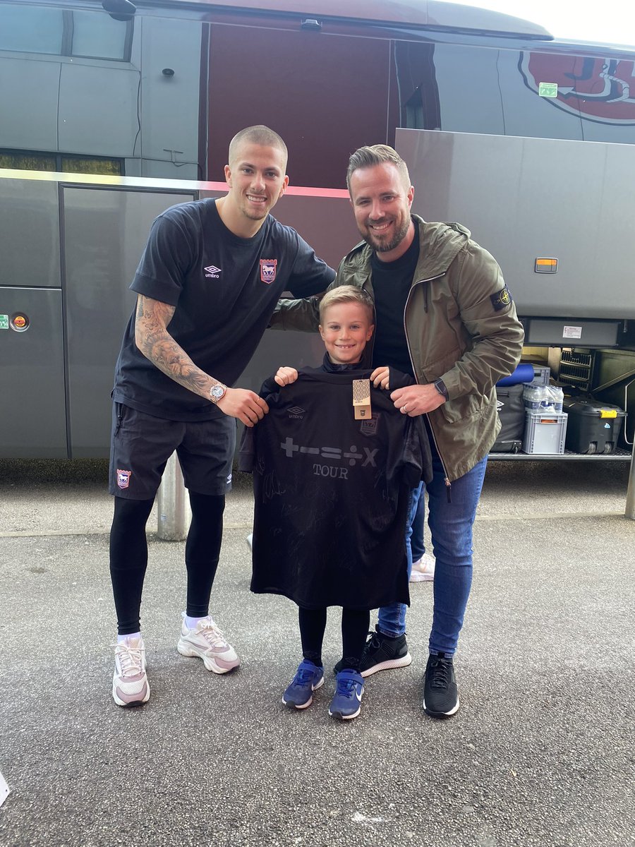 Ricky_Ward3's tweet photo. THANK YOU @HarryyClarke6! 💙

After he saw Freddie’s video last week when @IpswichTown got promoted, Harry got in touch and offered us tickets to Fleetwood, and his boots and a signed shirt 🤩

Thanks Harry for being such a legend and giving Fred the best day of his life!

#ITFC https://t.co/1DeOEeY6FA
