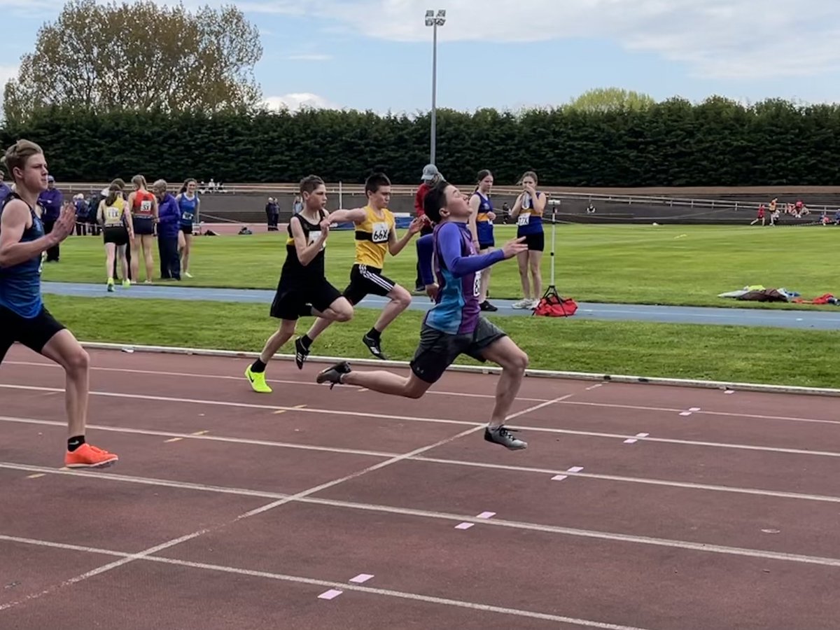 TeamEastLothian's tweet photo. WINNING at the 100m! Ross storming the straight 🥳 YDL, Grangemouth ⁦@scotathletics⁩ ⁦@TeamEastLothian⁩ https://t.co/b6bW2CzLys