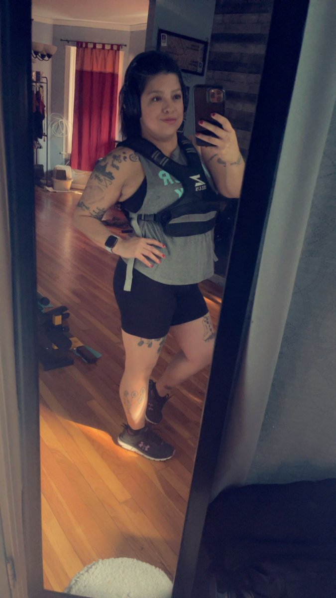 SueHappy3's tweet image. Focused.. On a Sunday morning! 💙 #goalstomeet #homeworkouts #musiconblast