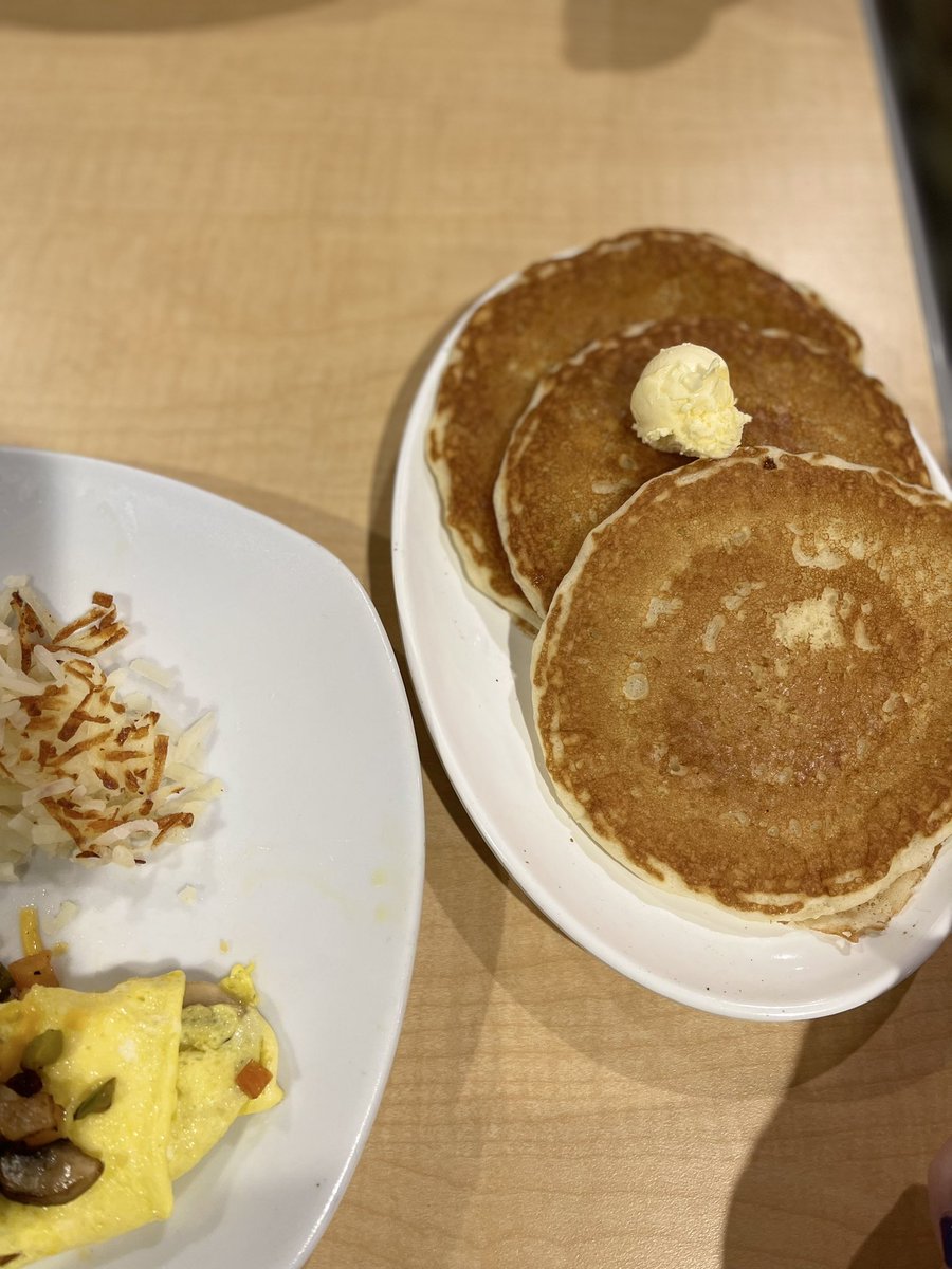 AmusementTweets's tweet photo. This Everything Omelette made my pregnant self very happy this morning lol and Jeff enjoyed his old standby the Southern Fried Chicken Biscuits with gravy. Excellent food and excellent service this morning at the #HotelBreakers Perkins. ☺️👍 @cedarpoint https://t.co/t8u3LYxn71