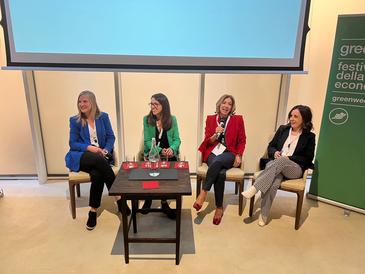 MarziaPicciano's tweet image. #throwback a questo venerdì: con Elisa Gritti @stefaniadis e @PaolaC70 parlando di #mobilitaurbana alla @GreenWeekItalia. #sostenibilita è la parola d'ordine per @UPS_IT nella gestione del #lastmile. Grazie per la bella discussione!