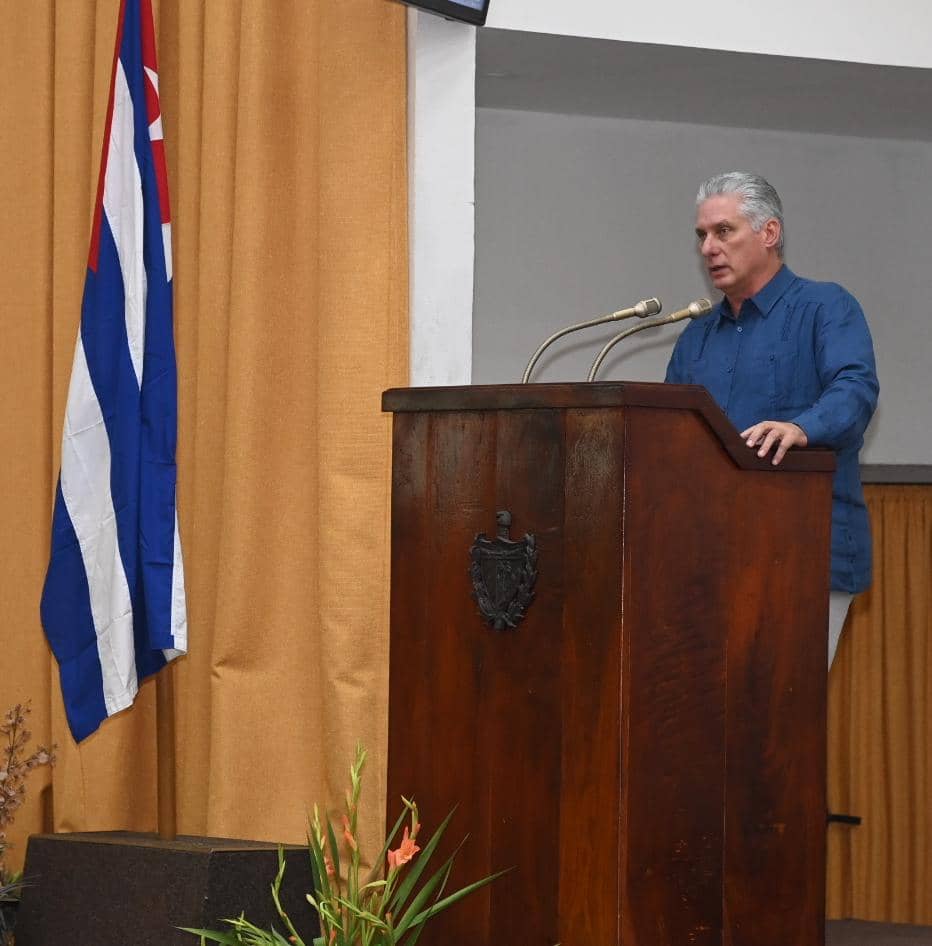 osmelitovargas's tweet photo. Al referirse a las condiciones actuales de #Cuba, @DiazCanelB afirmó: "Desarrollar el próximo curso escolar en el tiempo previsto será un alto reto y una fortaleza"."Hagamos un nuevo curso retador, en el desarrollo de la educación pongamos también las manos y el corazón". https://t.co/pPdrFJ10sE