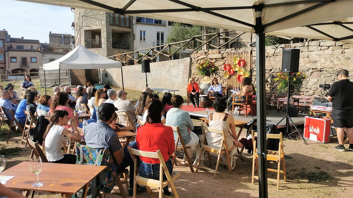 MariaRosaFerre's tweet photo. Ahir al Museu @AjSantFruitos dia bonic amb “Dones de vi”
L'estimada @rtroyano posant caliu a cada intervenció mentre la @clara_antunez feia poesia de cada tast d'uns vins sensacionals i @EvaVicens resumia una tarda plena d’experiències, sensacions i emocions compartides. Gràcies https://t.co/0wz9MpEZv3