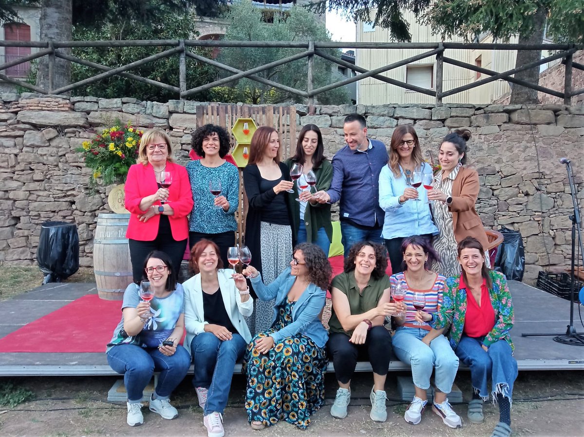 MariaRosaFerre's tweet photo. Ahir al Museu @AjSantFruitos dia bonic amb “Dones de vi”
L'estimada @rtroyano posant caliu a cada intervenció mentre la @clara_antunez feia poesia de cada tast d'uns vins sensacionals i @EvaVicens resumia una tarda plena d’experiències, sensacions i emocions compartides. Gràcies https://t.co/0wz9MpEZv3