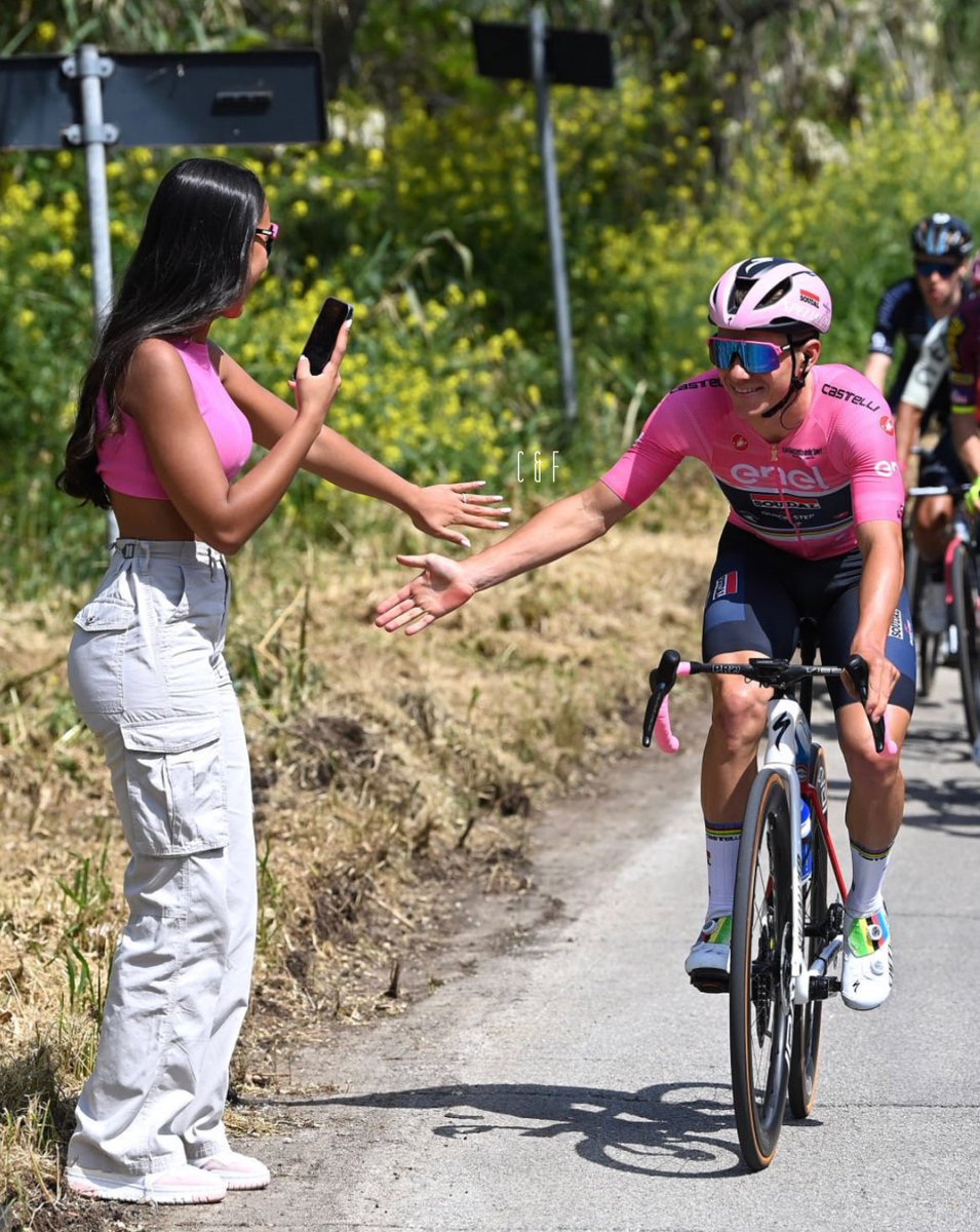 CiclistiFamily's tweet photo. Give me five!🖐️

Stage 2 of @giroditalia 
@EvenepoelRemco and wife Oumi🎀

#Giro
📸GettySport https://t.co/727Qk5HsSF
