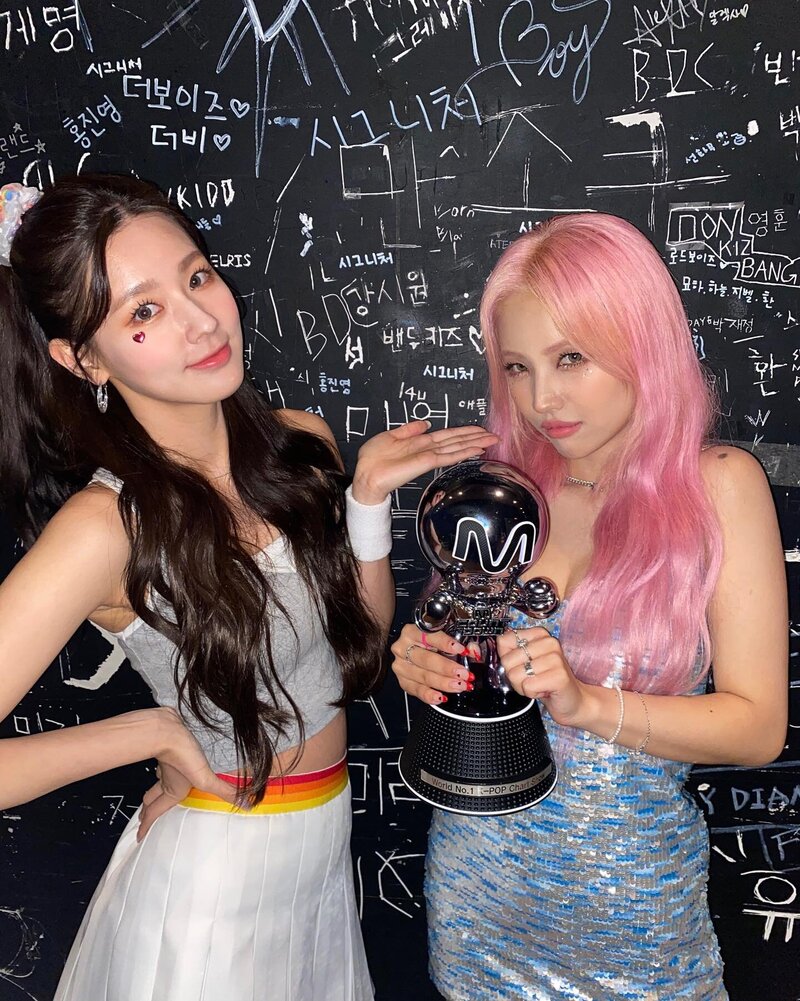 tinybluer's tweet image. ㅤ
       𝖣𝗂𝖽 ႸიႮ ᧁׁꫀׁׅܻ݊tׁׅ what kíղժ of ᏰᎥᎿᏟᏲ I am?
   가질 수 있는 것보다 어려운 걸 좋아해
ㅤ