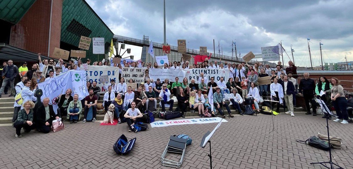 Scientists, citizens, and musicians marched for the climate today. Speeches stressing the necessity of urgent climate action were accompanied by music from an orchestra.

If governments act now we can secure a better future for all. What are they waiting for? #TheScienceIsClear