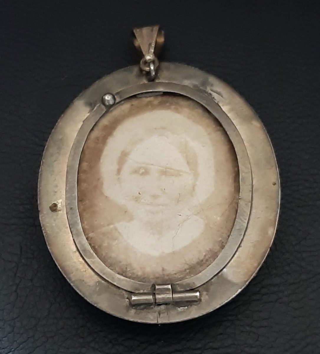 While I'm in an antiquarian mood, a question for #GermanHistory #socialhistory buffs:

This pendant, featuring a photo of my great-great grandmother (1834-1872) was made not long after she had died in childbirth. 1/n
#deutschegeschichte #sozialgeschichte