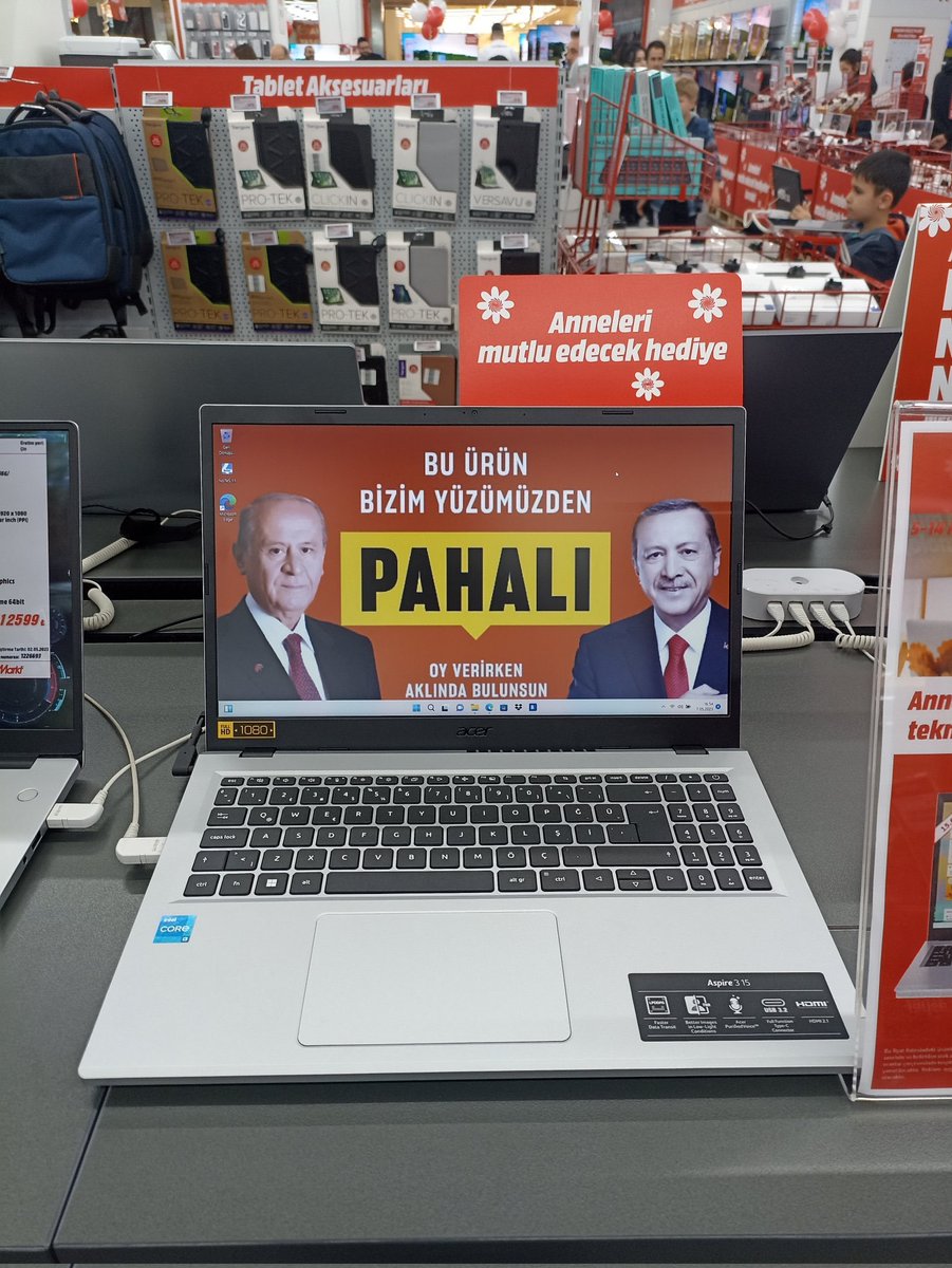 solcugazete's tweet photo. Bir teknoloji marketinde, bilgisayarın masaüstü fotoğrafı: 

"Bu ürün pahalıysa bizim yüzümüzden" https://t.co/5ZgCqdwgT8