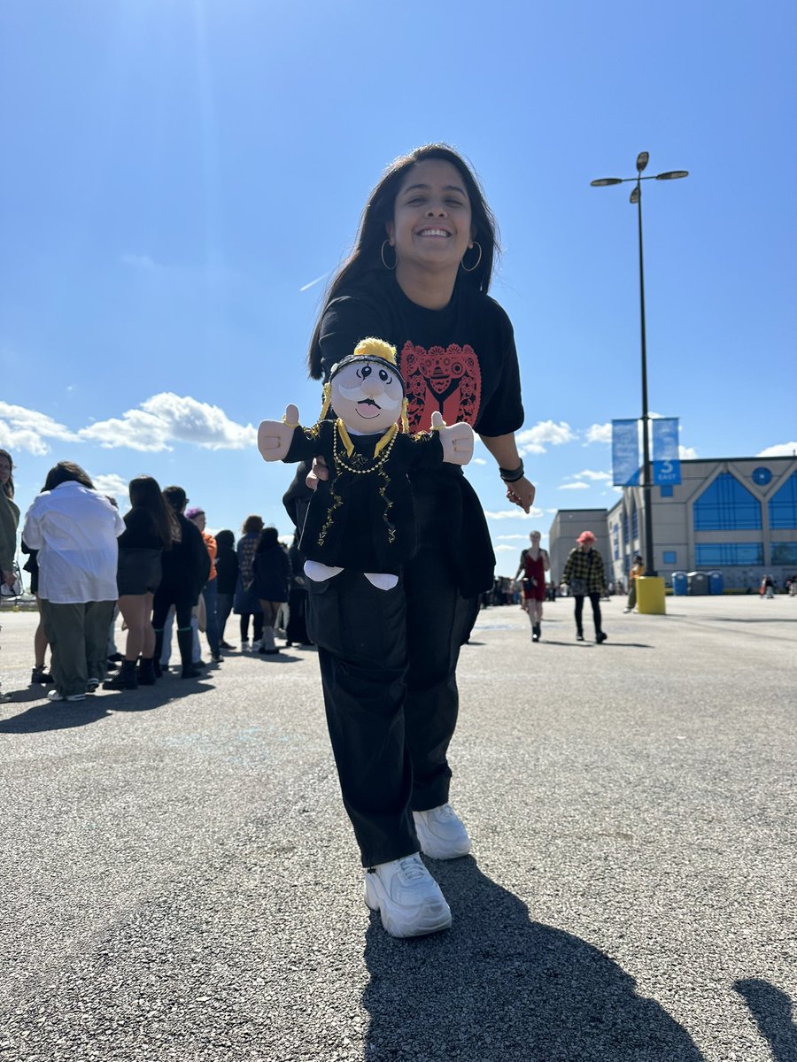 Mikrokosmika's tweet photo. Me acabo de encontrar mi foto más MEXARMY que podría tener, hermanas espero estar representando bien nuestro país 🇲🇽🇲🇽🇲🇽🇲🇽🇲🇽🇲🇽🇲🇽 #AgustD_SUGA_Tour #ArmyMexico #MexArmy https://t.co/h0D2nqcl49