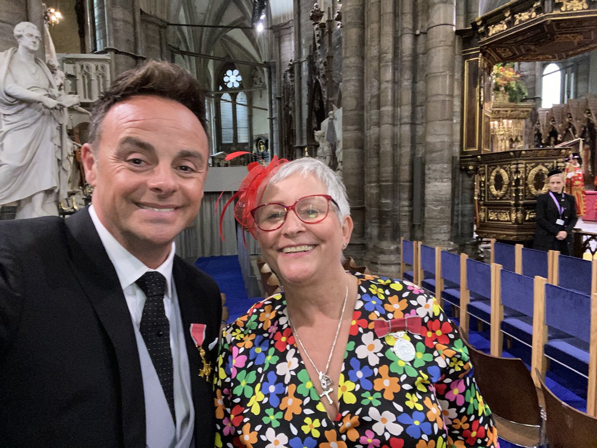 DomCotter's tweet photo. Thanks so much to Sharon Scrivens from @CR_UK #RelayforLife in #Cirencester for chatting to me on @BBCGlos and @BBCWiltshire after her amazing day at @wabbey for the #Coronation2023 including a selfie with @antanddec and snaps with the likes of @LionelRichie https://t.co/ljUYLiND00