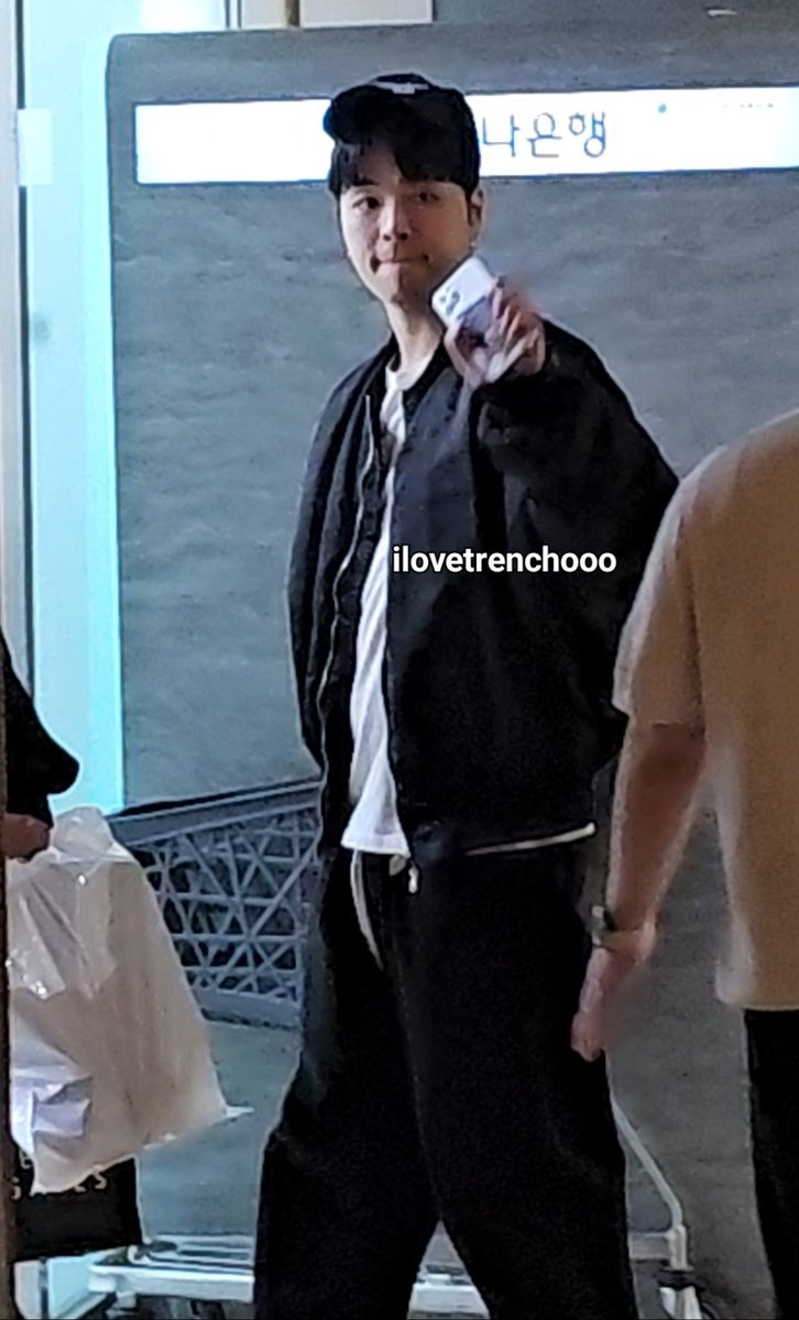 I've been saying this since D1 of the tour, Junhoe looked a lot happier. He would normally look like he doesn't care, but he looks friendlier/more approachable now.