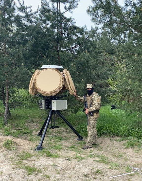 Israel starts supplying #Ukraine with missile warning systems - #Israel Defense

The first 3 out of 16 Israeli RADA ieMHR tactical radars are already in service with the #UkrainianArmedForces
They will be used to detect and prevent #Russian missile attacks.