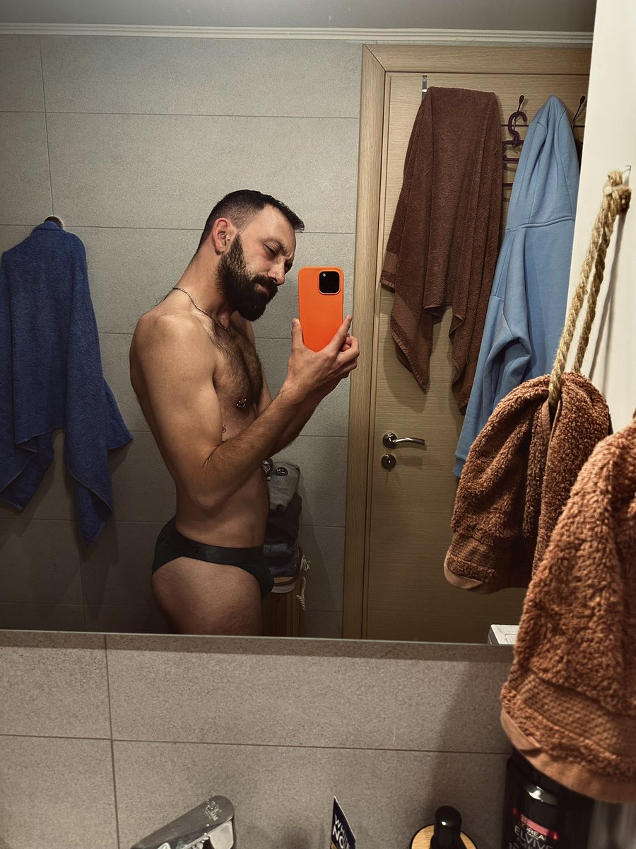 back74057297's tweet photo. Shower time!!! 🚿 https://t.co/itdoXeZySm