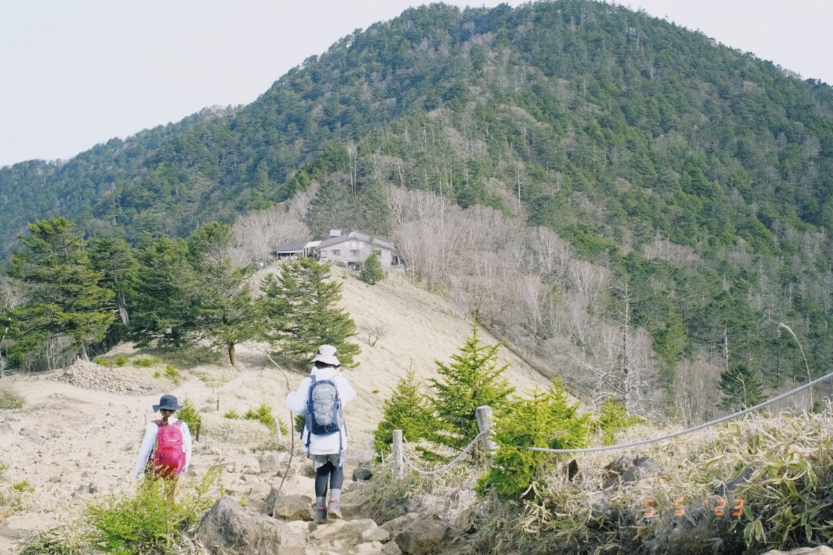 RunYuiyan's tweet photo. GW中の登山の記録 part2
タクシーの運転手さんにどこの山小屋に泊まるのかと聞かれ答えると「飯が一番美味いところだね〜若い店主がいろいろ工夫してるみたいよ」と言っていた
山小屋から見える景色や登山のいろはについて教えてもらい、人生初の山小屋が介山荘で良かったなと思う
@kaizansou1897 https://t.co/i3vl5BI55e