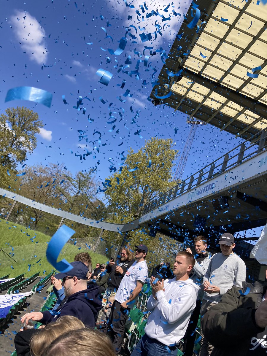 🎶Vi vil ha Thomsen og naturvin🎶
Kæmpe kamp af <a href="/Bold1893/">Boldklubben af 1893</a> og <a href="/Frederikhogh/">Frederik Høgh Jensen</a> <a href="/MartinSConley/">Martin Steven Conley</a> <a href="/simonwaever/">Simon Sylvest Wæver</a> og naturligvis JA TAK <a href="/JeppeB93/">Jeppe Erenbjerg</a> Vi napper hele lortet 🔥⚪️🔵