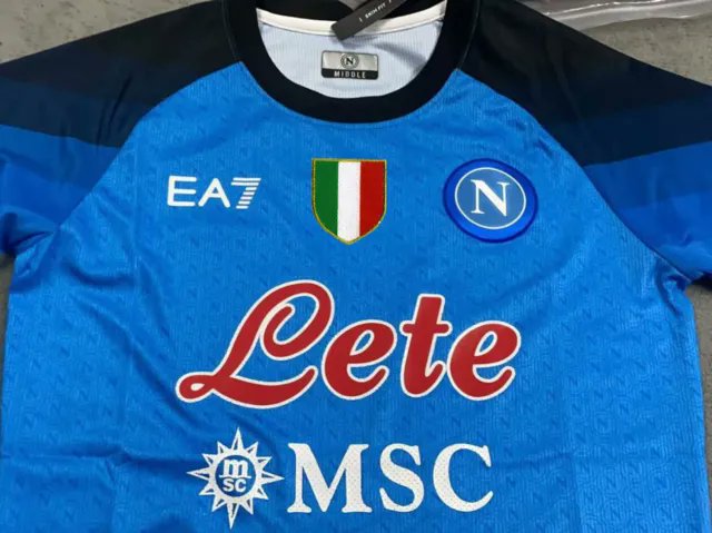 Juanarrien9's tweet photo. 💙🇮🇹SORTEO: Una camiseta del @sscnapoli de @simeonegiovanni para celebrar su Scudetto. El primero en 33 años para los Napolitanos, desde la época de Maradona. Y a nosotros los Atléticos nos enorgullece

Como participar.

RT a la publicación
Seguir a @MercadoATM y @Camishop_esp (Si no sigues ambas cuentas no participas del sorteo)

El ganador/a se conocerá a última hora del Miércoles 10.

Mucha suerte!!! Compártelo con tu amigo/a💙🇮🇹