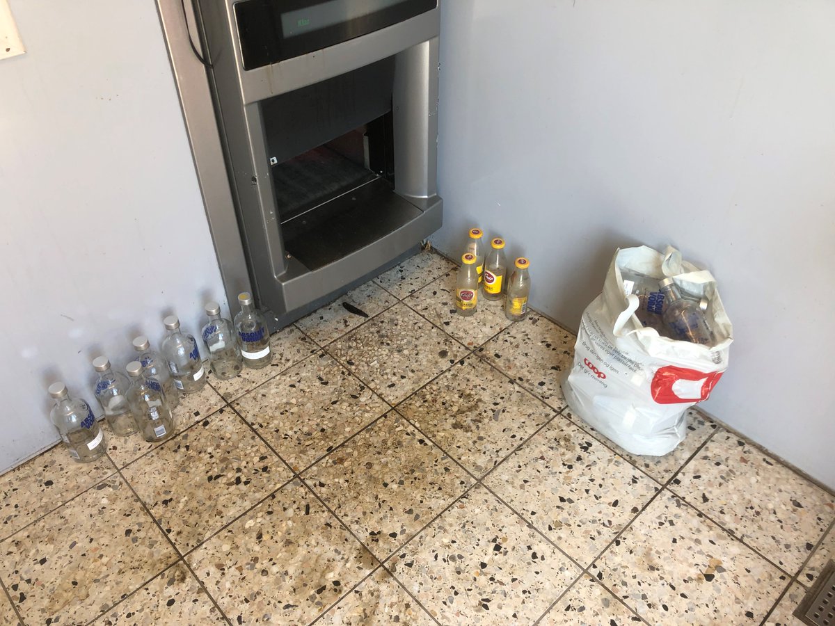 Christian_Goth's tweet photo. Blev sq lige lidt overrasket i den lokale Dagli Brugsen. Er det det man kalder #party i provinsen, eller har russerne allerede invaderet? o_0 #wtf #vodka #altmedmåde #nofucksgiven #cocio https://t.co/M1ZK6SMXAZ