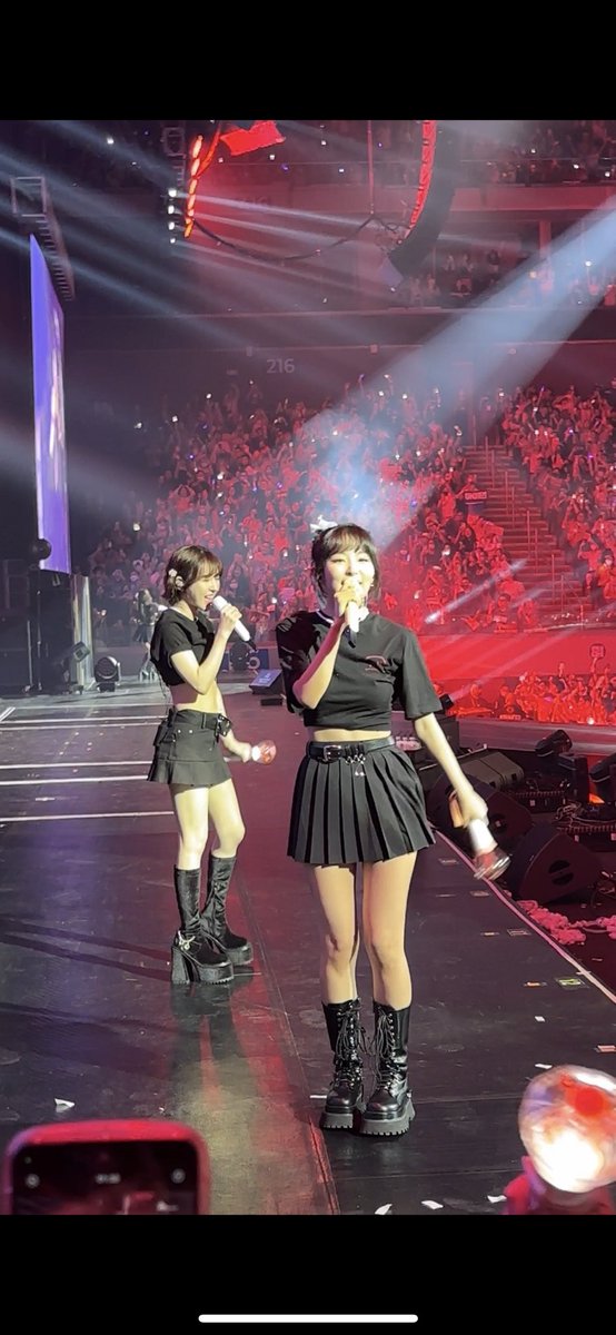 ellerine0's tweet photo. Akala ko wala na akong pag-asa makakuha ng VIP ticket and sobrang OP ng halos lahat ng natanungan ko but thankfully nagopen sila ng VIP obs huhuhu and these people were the obstructions🥹🥹🥹 

#RedVelvetinManila2023 
#REDVELVETinMNL2023 https://t.co/5HASD4ORo3