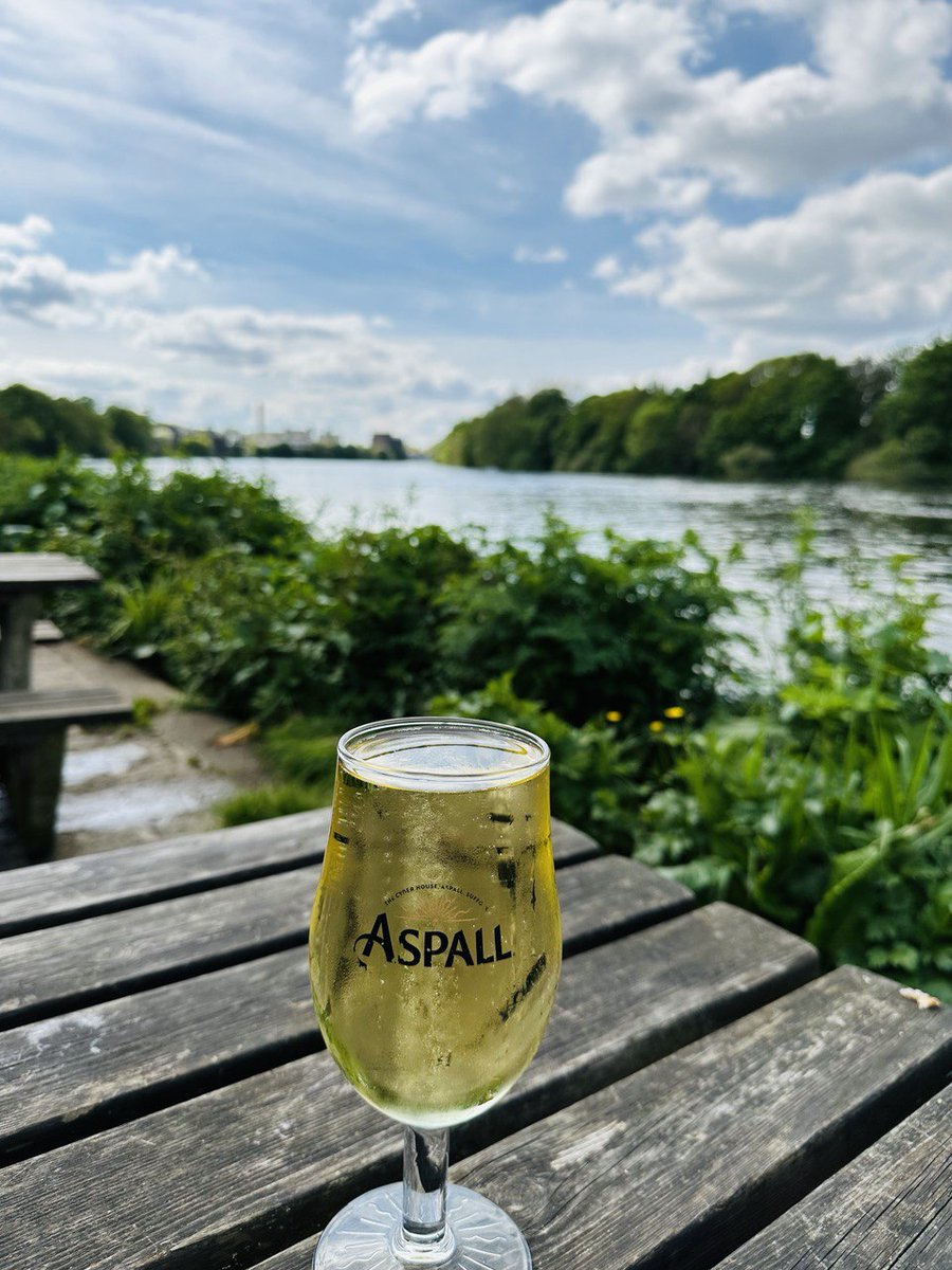 Lovely Sunday sitting by the Thames @WhiteHartBarnes and relax 🥂 #sundayvibes #Barnes