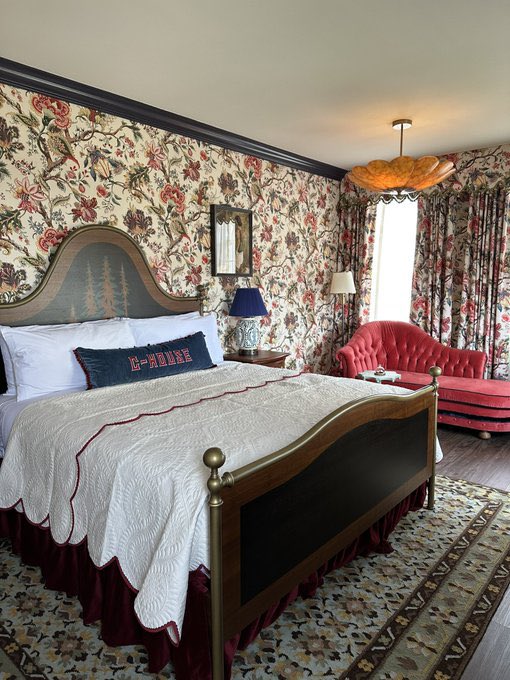 Arrived in Palo Alto to check out the new 
<a href="/GraduateHotels/">Graduate Hotels</a>! The hotel has the only rooftop bar in the area, called President’s Terrace, along with a cute restaurant for light bites called Lou and Herbert’s. Overall, love the nostalgic feel and eclectic design! 🥹