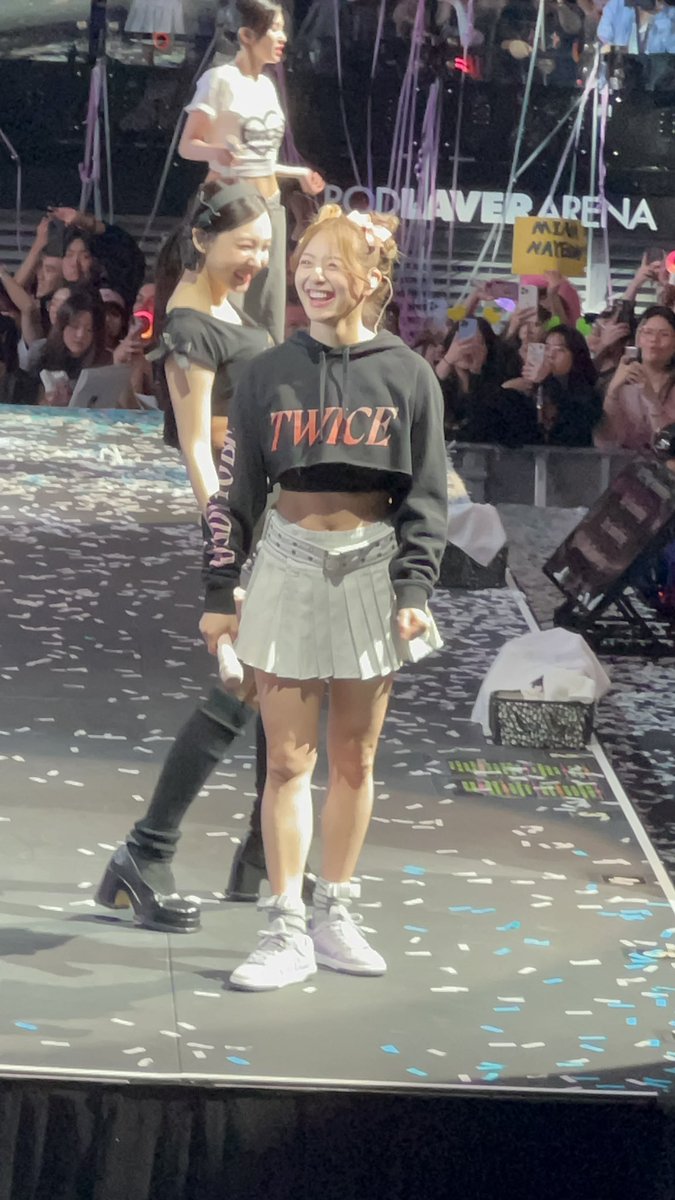 Low res. But the cutest! So glad Jihyo saw Papa Once Cactus again! He’s over the moon! 💖🍭🌵

#TWICE_5TH_WORLD_TOUR <a href="/JYPETWICE/">TWICE</a> #TWICE_MELBOURNE #READYTOBE_IN_MELBOURNE #TWICE #twicecactus