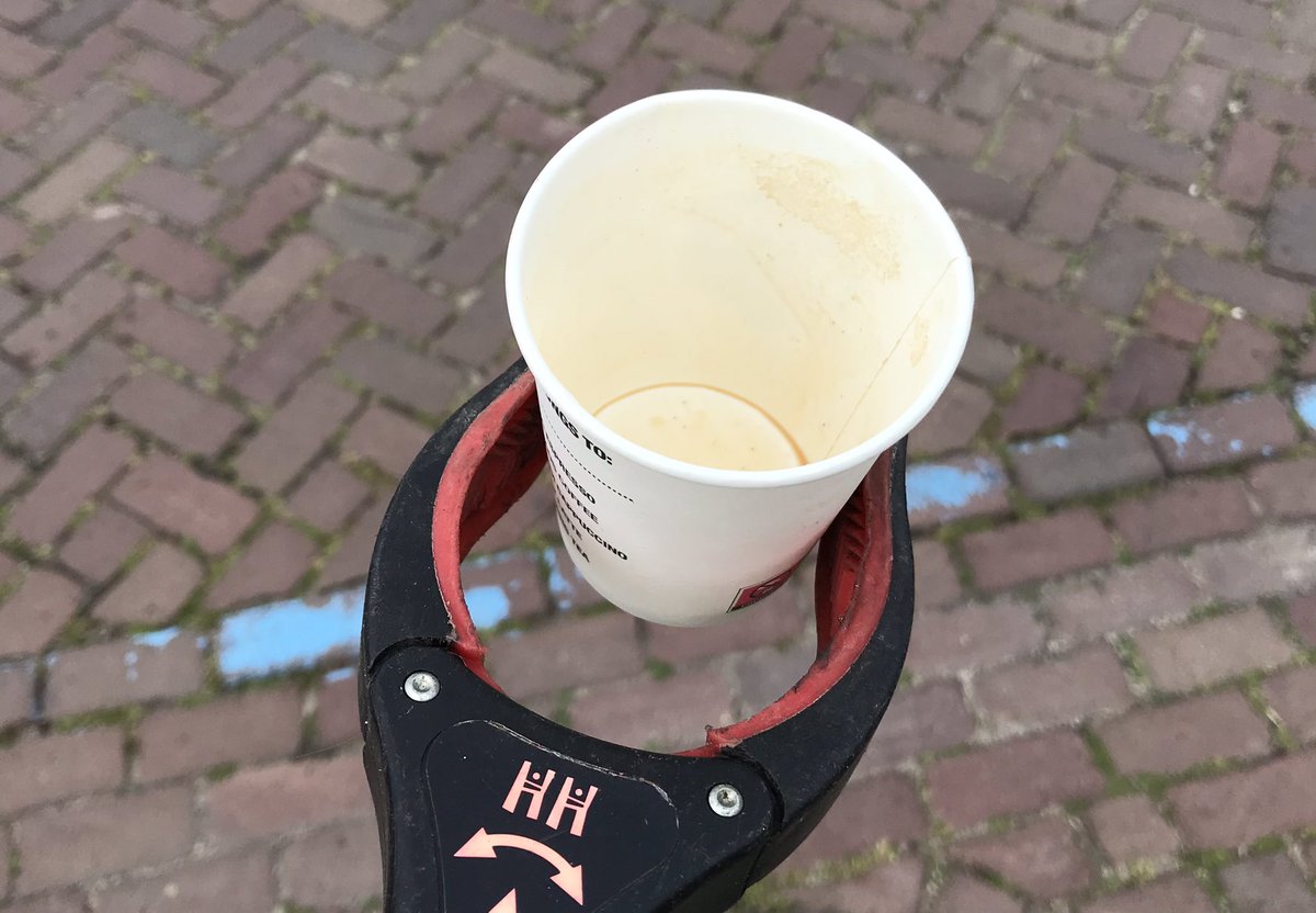 Tijdens een rondje #zwerfafval knijpen remt een blauwe streekbus af en doet de chauffeur het raam open: “Kijk, dat is makkelijk! Een rijdende afvalbak.” De lege koffiebeker verdwijnt tussen de andere “gevonden voorwerpen”. <a href="/Arriva_NL/">Arriva Nederland</a>