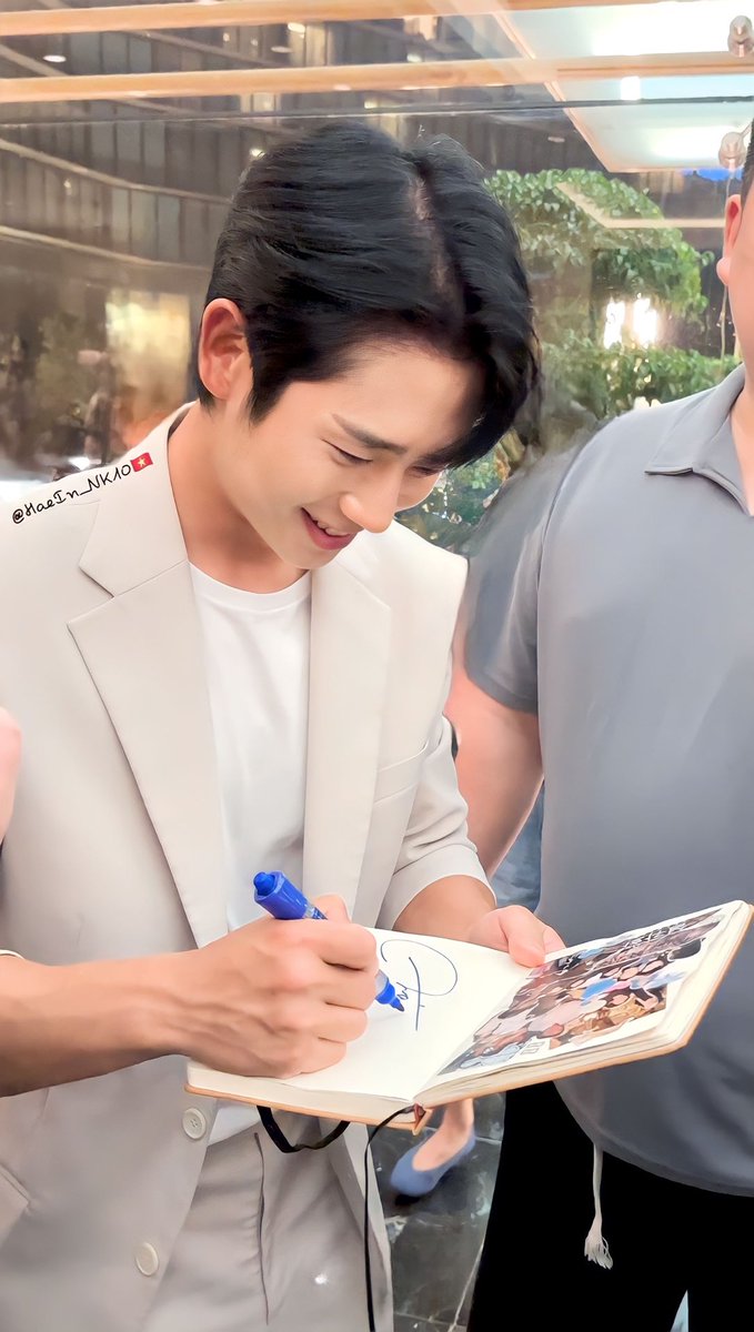 HaeIn_NK10's tweet photo. #230505 #JungHaeIn #정해인 #Vietnam #dermatir #EVENT #vietnamfans 

Too many beautiful pictures are kept. 

Sunny smile. everything is so amazinggggggg 🇻🇳🇻🇳🇻🇳❤️❤️❤️ VietNam love you so muchhhhh https://t.co/xkGIZjO9aS