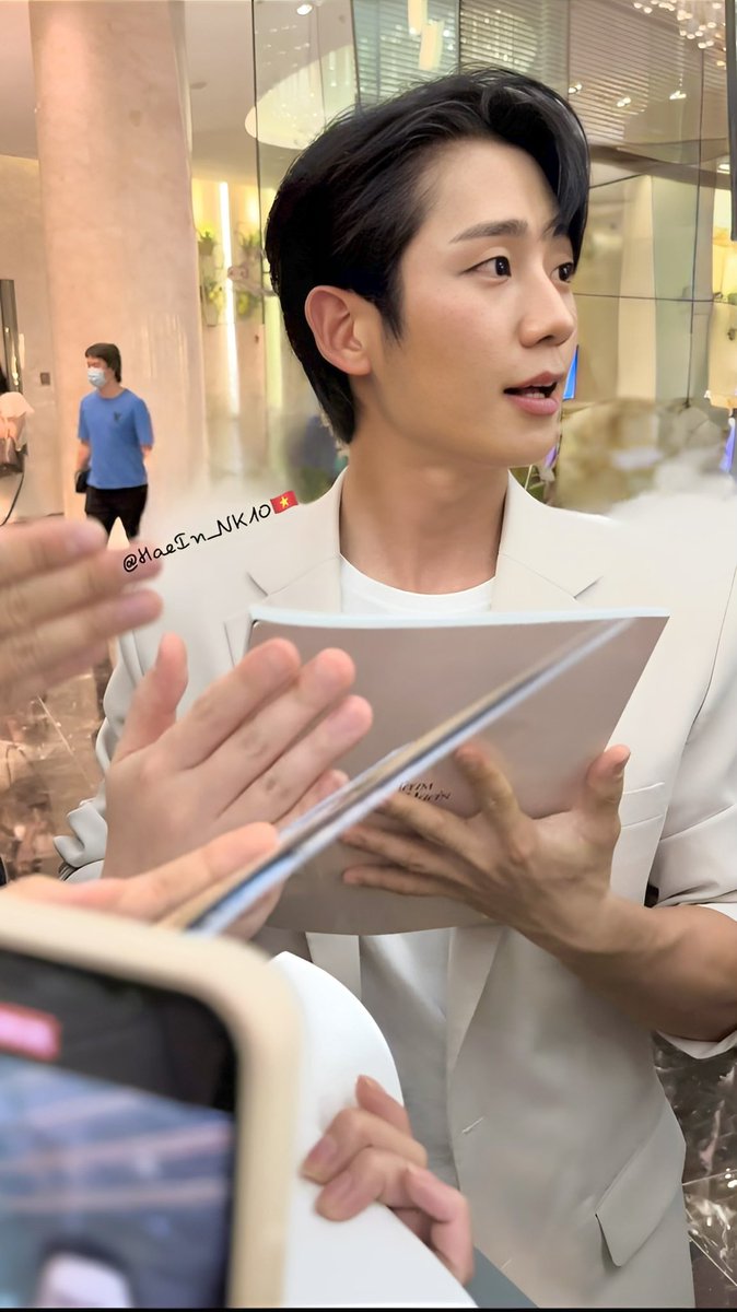 HaeIn_NK10's tweet photo. #230505 #JungHaeIn #정해인 #Vietnam #dermatir #EVENT #vietnamfans 

Too many beautiful pictures are kept. 

Sunny smile. everything is so amazinggggggg 🇻🇳🇻🇳🇻🇳❤️❤️❤️ VietNam love you so muchhhhh https://t.co/xkGIZjO9aS