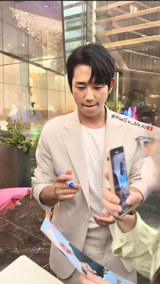 HaeIn_NK10's tweet photo. #230505 #JungHaeIn #정해인 #Vietnam #dermatir #EVENT #vietnamfans 

Too many beautiful pictures are kept. 

Sunny smile. everything is so amazinggggggg 🇻🇳🇻🇳🇻🇳❤️❤️❤️ VietNam love you so muchhhhh https://t.co/xkGIZjO9aS