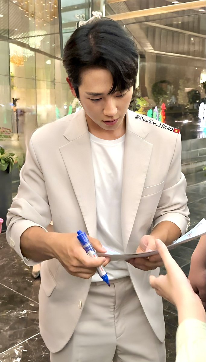 HaeIn_NK10's tweet photo. #230505 #JungHaeIn #정해인 #Vietnam #dermatir #EVENT #vietnamfans 

Too many beautiful pictures are kept. 

Sunny smile. everything is so amazinggggggg 🇻🇳🇻🇳🇻🇳❤️❤️❤️ VietNam love you so muchhhhh https://t.co/xkGIZjO9aS