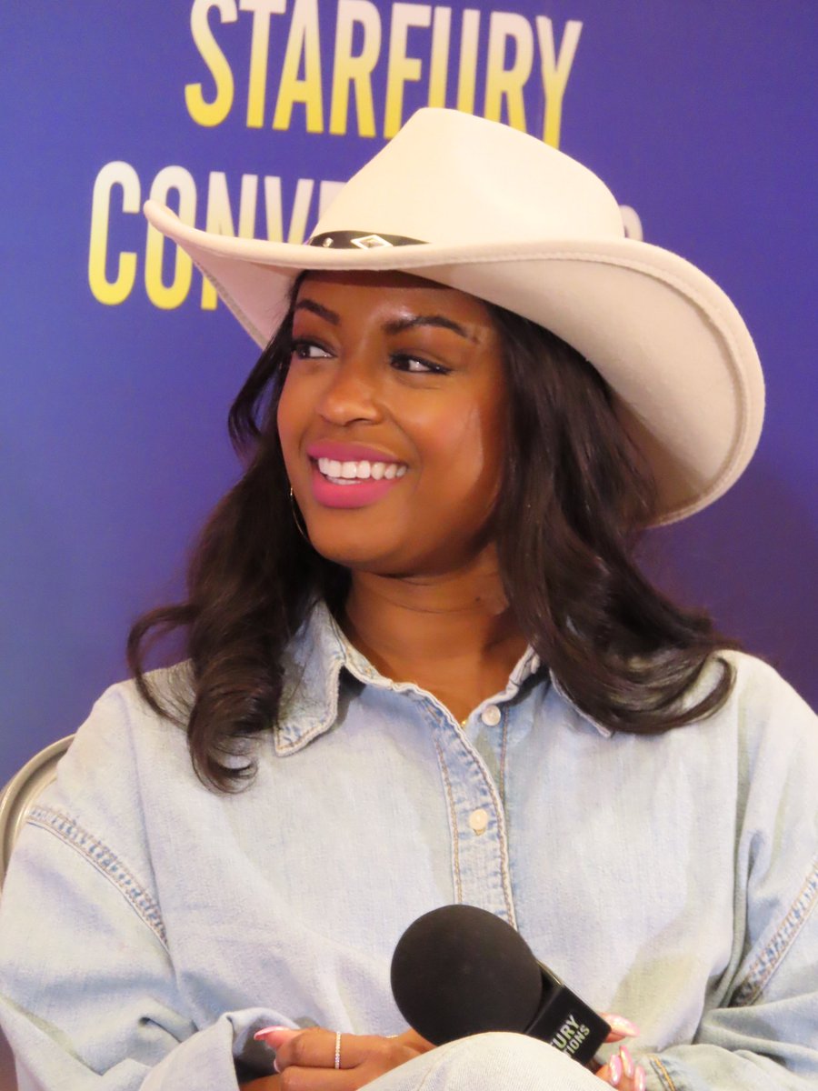 Time for #Batwoman Q&amp;A with  <a href="/meagantandy/">Meagan Tandy</a> <a href="/JaviciaLeslie/">Javicia Leslie</a> &amp; <a href="/NicoleKang/">Nicole Kang</a> at <a href="/starfuryevents/">Starfury Conventions</a> 's #Apokolips - these ladies are rockstars 💖🤩💖
#ultimatesapokolips