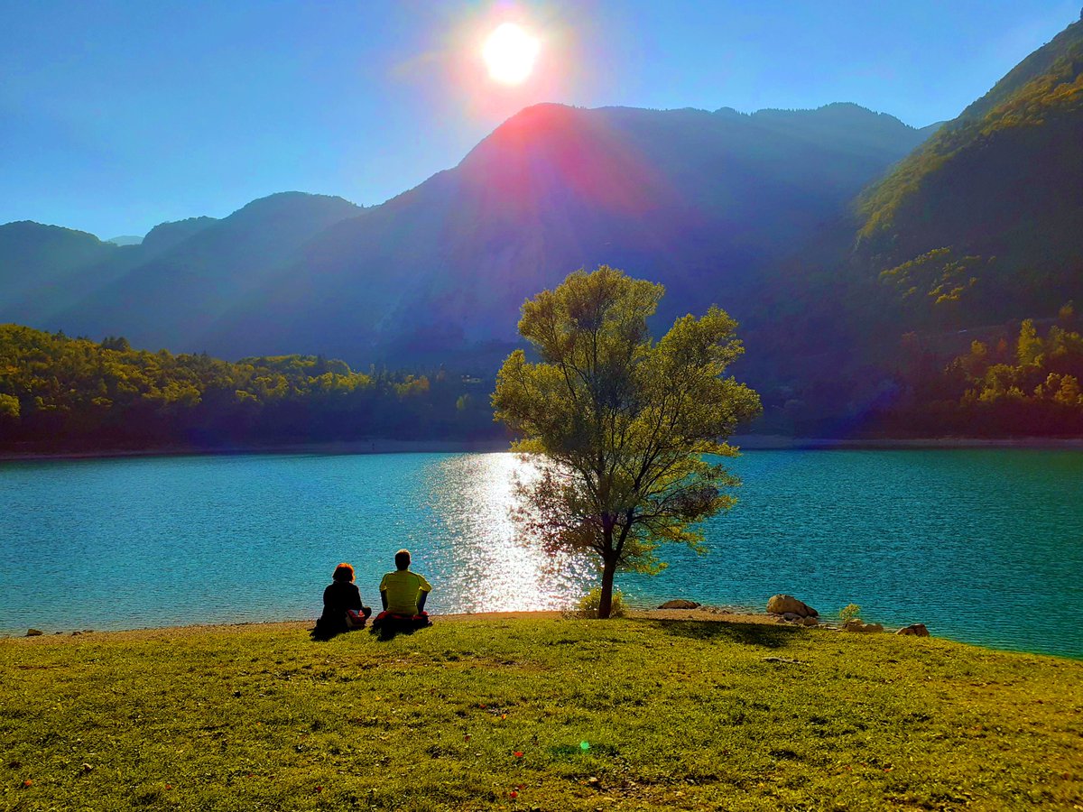 FloraGreenFauna's tweet photo. in the meantime...🚣‍♂️

#naturelovers #vacanze #vacation #nature #natura #sunset #lake #lago https://t.co/gyKTcrV3rj