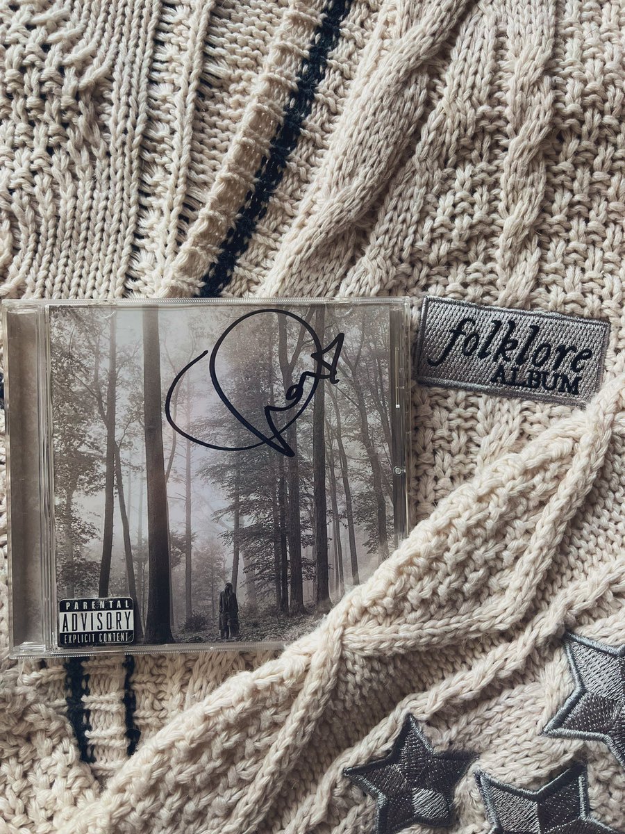 ✨SIGNED FOLKLORE GIVEAWAY✨ 

Sending out the cardigan today, and her sister said “what about me,” so 🤷‍♀️🖊️🖤

Rules: 
Follow me (i’ll fb &amp; msg when you win!)
Retweet 
Tag Taylor &amp; tell her something nice!

Winner will be chosen May 31st! 

✨INTERNATIONAL✨

Good luck Swifties!