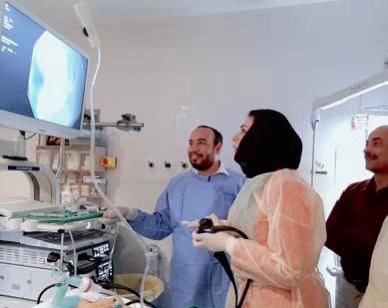 karim_a84's tweet photo. وزير الصحة د.أحمد العوضي يستقبل استشاري أمراض الجهاز الهضمي والكبد والمناظير د.أسماء الكندري. 

• الوزير العوضي أشاد بما حققته من نجاحات محليا وعالميا والنجاح المتواصل لبرنامج تدريب الأطباء على تشخيص وعلاج أورام الجهاز الهضمي بالمناظير التداخلية في مستشفى الجهراء، بالتعاون مع المنظمة العالمية لجراحة المناظير WEO، والجمعية الأمريكية لأمراض الجهاز الهضمي ASGE، والجمعية الأوربيــة لأمراض الجهاز الهضمي ESGE، ومنظمة النساء للمناظير WIE.

• الوزير العوضي تمنى  لها ولسائر الكفاءات الوطنية مزيداً من التقدم والنجاح، وتمثيل الكويت في المحافل الدولية، والاستمرار بالنهوض في المنظومة الصحية في البلاد. 

• د.أسماء الكندري حققت انجازات ووضعت "بصمة"  واضحة لها في مجال تشخيص وعلاج أمراض الجهاز الهضمي محليا وعالميا

• تُعد د.أسماء من بين أبرز الكفاءات الطبية عالميا ومحليا في مجال تشخيص وعلاج أورام الجهاز الهضمي بالمناظير التداخلية، وعلاج الحالات المعقدة، وتوظيف الذكاء الاصطناعي في تشخيص وعلاج بعض أورام الجهاز الهضمي منذ بدايتها، سواء أورام المريء أو المعدة أو أورام القولون السطحية أو العميقة، و حالات ارتخاء عضلات المري و غيرها من الحالات . 

• ساهم برنامج "تدريب الأطباء على تشخيص وعلاج أورام الجهاز الهضمي بالمناظير التداخلية" والذي تشرف علي�� في مستشفى الجهراء، في تدريب الأطباء داخل وخارج الكويت من خلال برامج تدريبية مشتركة، سواء في دول أوروبا وأمريكا الشمالية والمملكة المتحدة وتركيا، والعديد من دول الخليج والشرق الأوسط وشمال أفريقيا. 

•الأطباء المستفيدين من برنامج التدريب على تشخيص وعلاج أورام الجهاز الهضمي بالمناظير التداخلية في مستشفى الجهراء، بلغ نحو 100 طبيا متخصصاً من داخل وخارج الكويت