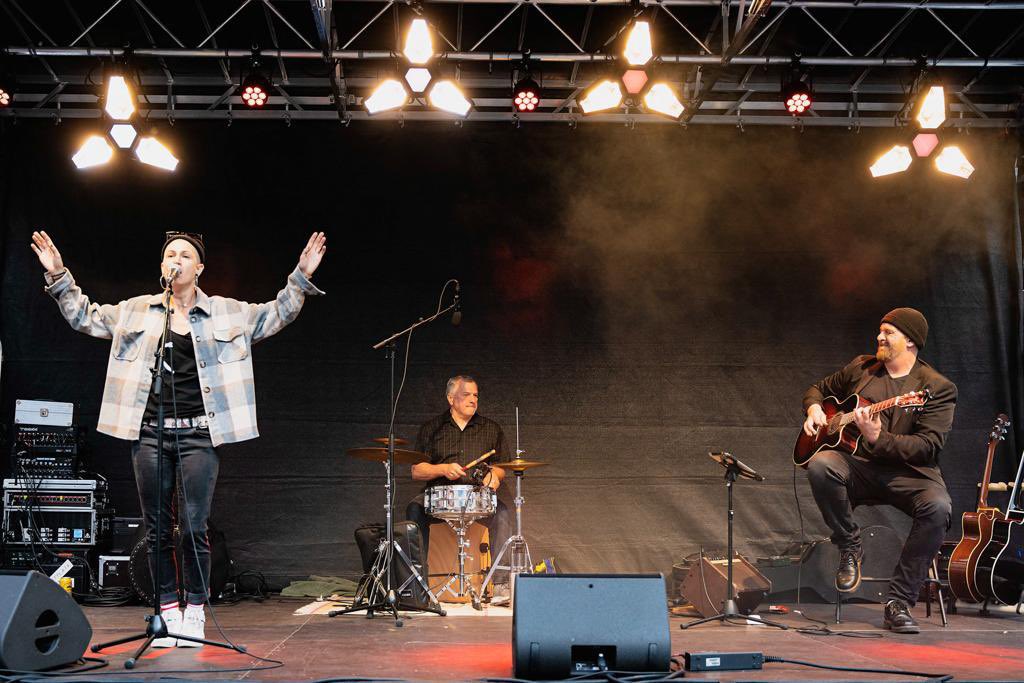 MarkAMaier1's tweet photo. Noch zwei wundervolle Bilder von der Innsbruck Live Nacht am vergangenen Freitag, die wir zugeschickt bekommen haben. Vielen Dank dafür 🙏💖

#denisebeiler #denisebeilerunplugged #dp4ever https://t.co/sq05D9Wpuf