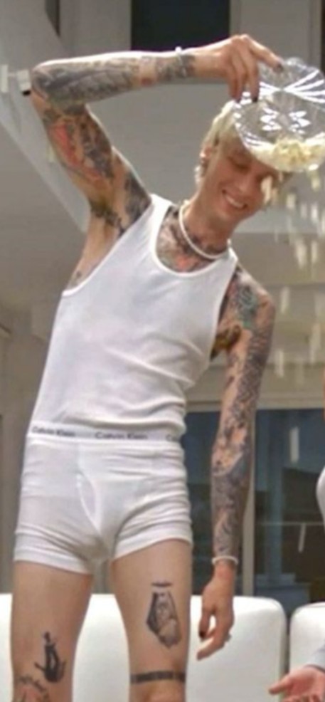 CakeAddams6's tweet photo. The bulge is https://t.co/2TSO7MIAhp