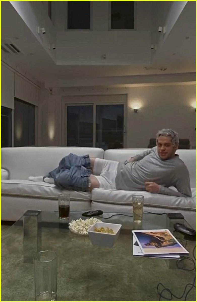 CakeAddams6's tweet photo. The bulge is https://t.co/2TSO7MIAhp