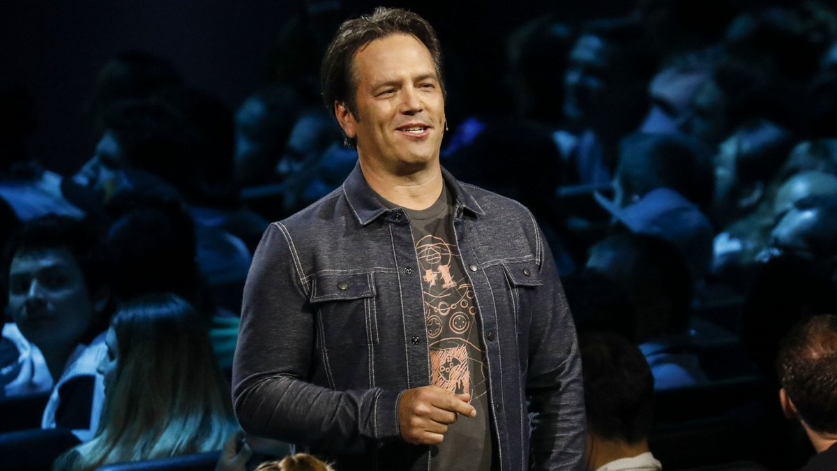 XBOXStudio's tweet photo. ¡Muy buenas a todos! Hoy me gustaría demostrar con hechos como Xbox ha ofrecido mucho durante todos estos años desde que Phil Spencer está al mando y para ellos os traigo un hilo enorme desgranando lo que ha hecho Xbox desde 2014 hasta hoy.

¡Comenzamos!                          

Nos tenemos que remontar a mayo de 2013, Don Mattrick, expresidente de Xbox presenta la Xbox One en un evento desastroso y bochornoso.

Y es que el intentar querer hacer de una consola un centro multimedia no fue muy buena idea.  Además, Xbox estaba tomando unas políticas algo cuestionables en relación con el uso de los juegos y la conexión a internet, os explico:

Xbox quería que a la hora de comprar un juego deberías vincularlo a tu cuenta con un código que vendría en la caja. Ese juego se podría usar por todas las cuentas de la consola. El problema venía cuando te querías ir a casa de un amigo (con el disco) y para poder jugar necesitas la cuenta vinculada al código o si no no podrías jugar.

Sony aprovechó todo esto a su favor en una presentación que fue a dañar a Xbox.

Xbox One se lanzaría 100 € más cara que la competencia directa con un dispositivo integrado, y la recepción entre los usuarios no fue nada buena.

Don Mattrick fue relegado de su cargo, y Satya Nadella anunció por un comunicado en 2014 que Phil Spencer tomaría el puesto de director de los equipos de Xbox.

Phil entró en Microsoft en 1988, y mucho más adelante tomó el puesto de director general de Microsoft Studios EMEA. En 2008 asumió el cargo de director de Microsoft Studios. Phil no es alguien nuevo en la marca.

Año 2014:

Lo primero que hizo fue escuchar a los fans y lanzó al mercado el pack sin kinect a 399 €. Un precio competitivo para luchar contra la competencia.

En el E3 de ese año se presentaron juegos como Sunset Overdrive y Halo The Master Chief Collection entre otros. Ese mismo año Phil Spencer comenzaría la hoja de ruta más ambiciosa de la historia.

Xbox trabajaría más de 1 año con ofertas y actualizaciones constantes a Xbox One para intentar enmendar el fatídico lanzamiento de Don Mattrick

Año 2015:

2015 sería el año en el que Microsoft comenzaría el proyecto que cambiaría parte de la historia de los videojuegos y el ecosistema de una consola. El tema es simple, tú eres el centro de todo.

Con la salida de Windows 10 en PC y la unificación de todos sus sistemas, los juegos de Xbox pasarían a estar disponibles en PC. Xbox tiene un objetivo, eliminar barreras y dejarte jugar donde quieras.

Llegamos al E3 de 2015, E3 en el que Xbox demostró que escuchan a los usuarios, ya que se anuncia de manera oficial la retrocompatibilidad con Xbox 360 con un catálogo enorme. Ese mismo año Xbox lanzó un elenco de juegos First Party, tales como Halo 5, Forza Motorsport, Ori, Rare Replay e incluso una exclusividad con el título de Square Enix, Tomb Raider entre otros.

Durante este mismo año, además, se empezaría la migración hacia la nueva API de Microsoft, DirectX 12

Año 2016:

Llegamos al E3 y Xbox presenta la renovación de One, Xbox One S. Limpia, pequeña, sencilla y elegante, un cambio drástico de lo que representaba One.

También se presentó Forza Horizon 3 entre otros juegos, una nueva edición de Ori y un mando completamente renovado. El mando Elite nacería, dando más opciones a los jugadores, y ofreciendo uno de los mejores mandos del mercado hasta el momento.

Por último, Xbox cerró este E3 presentando Project Scorpio, su próxima renovación de Xbox One, una consola que venía a demostrar el buen hacer del nuevo equipo de hardware en Xbox, prometiendo ser la más potente del mundo, ofreciendo un rendimiento nunca antes visto.

En las sombras, Series X|S comenzaría su desarrollo a inicios de ese año, comenzaría el desarrollo del futuro de los videojuegos para Xbox y su plan a futuro.
Año 2017:

Llegamos a 2017, año en el que Microsoft desvela su proyecto más grande hasta la fecha, un proyecto que cambiará la industria y la manera de ver los videojuegos para siempre.

Xbox Game Pass.

El 28 de febrero, Xbox anunció de manera global Xbox Game Pass. El mensaje es claro, ellos quieren que juegues, donde quieras, cuando quieras y a los juegos que quieras, pero hay un problema, siempre tienes que elegir entre un juego u otro.

Y si en vez de elegir entre dos juegos, porque no te da el presupuesto, ¿no eliges entre ninguno y juegas a los dos?

Además, supone el año en el que Phil asciende a vicepresidente ejecutivo de gaming, y a partir de este instante, es directamente Phil quien habla con Satya Nadella, CEO de Microsoft.

Empezamos el E3 con la presentación y las especificaciones de One X. 4k Real, refrigeración con cámara de vapor y más memoria RAM por 499€, menuda máquina.

En esta conferencia se añade a la retrocompatibilidad la Xbox original, por lo que Xbox se convierte en la única consola del mercado en poder emular todas sus predecesoras, un trabajo del equipo de tecnología de Xbox envidiable.

Este año también tuvimos juegos como Cuphead, Forza Motorsport 7, nuevo DLC de hot wheels en Forza Horizon 3 e incluso un acuerdo de marketing con ubisoft para Assassins Creed Origins, juego que se lanzaría a 4k en Xbox One X entre otras cosas.

Año 2018:

Xbox anunció que todos los títulos de los estudios de Xbox estarían día 1 en Game pass.

Llega el E3, evento que comienza con Halo Infinite y se presentan juegos como Forza Horizon 4, uno de los mejores juegos de conducción de la historia hasta el momento.

Además, se indagaría en Xbox Game Pass, incluyendo nuevos títulos al servicio y hablando de su filosofía. ¿Por qué pagar un solo juego si los puedes tener todos?

Pero lo más importante, Xbox anunciaría en este mismo evento la adquisición de cinco estudios, destacando Playground Games y Ninja Theory entre otros, dejando entre ver la intención de Microsoft de que quieren mucho más.

Anuncia que llevan años mejorando, testeando y trabajando duro en hacer realidad lo que hoy conocemos como xCloud.

Además, dejaría caer sutilmente que Xbox está diseñando su consola de nueva generación.

En octubre de ese mismo año, Xbox haría oficial Project xCloud comenzando su fase de pruebas internas y en noviembre de este año, se hace oficial la compra de Obsidian e Inxile por parte de Xbox. Esto supone un aumento increíble al valor de los estudios internos de Microsoft, con gente experta en lo que hace, crear juegos.

También se lanzaría al mercado Sea of Thieves, título que a día de hoy sigue rompiendo récords gracias al gran soporte de RARE y Forza Horizon 4 entre otros.

Año 2019:

Llegamos al E3, que lo recuerdo como uno de los mejores de Xbox.   Comenzando por el Game Pass, se habla de la increíble recepción que está teniendo y de que el soporte además está siendo increíble.

Anuncian oficialmente Xbox Game Pass Ultimate y Game Pass PC. Además, se presentarán juegos como Wasteland 3, Microsoft Flight Simulator y muchos más.

Phil salta a la palestra de nuevo a hablar sobre xCloud, el cual se lanzaría en forma de pruebas Alpha en octubre de ese mismo año y finalizando en noviembre, contando con más de 50 juegos.
También obtuvimos la renovación del famoso mando Elite, siendo esta la versión número 2, un mando renovado con funciones nuevas y más calidad, además de anunciarse la compra de nuevos estudios.

Al finalizar el E3, se muestra Proyect Scarlett. Un anuncio que nos deja a todos con ganas de más, y no se sabría nada más de ella hasta que, de repente, una sorpresa.

The Game Awards, nadie sabe que Xbox va a hacer uno de los movimientos estratégicos más inteligentes de los últimos tiempos, Presentar Xbox Series X junto a Hellblade 2, título a cargo de Ninja Theory.

Este mismo año también se lanzaría Gears 5, consagrando a The Coalition como a unos maestros con Unreal Engine 4.

Año 2020:

Entramos en 2020, se ha terminado de lanzar de manera oficial xCloud, brindando la posibilidad de jugar donde quieras y cuando quieras y Xbox Game Pass es un éxito rotundo. Xbox lanzará la secuela de Ori a comienzos de este mismo año.

El evento digital de Xbox, si bien podría haber sido mucho mejor, muestra cómo Xbox está trabajando con sus estudios en el futuro Line Up de sus nuevas consolas. Muestran títulos como Fable, State of Decay 3, Forza Motorsport y Avowed entre otros.

Antes del lanzamiento de las nuevas consolas, Xbox anuncia la adquisición de Zenimax Studio, considerándose una de las noticias más importantes de la década. Por último, Xbox Series X|S se lanzan al mercado, teniendo una de las mejores recepciones jamás tenidas en la marca, rompiendo récords. Xbox Game Pass sigue su camino ofreciendo lanzamientos First Party y Third Party en el servicio.

Año 2021:

La adquisición de Zenimax se completa de manera oficial y Xbox añade a Xbox Game Pass el catálogo completo de títulos de Zenimax.

El evento de Xbox este año sería en conjunto con Bethesda, mostrando Starfield al inicio y con juegos como, Psychonauts 2, Microsoft Flight Simulator, Stalker 2, el tan esperado Halo Infinite y contenido adicional a juegos como Sea of Thieves y Grounded.

Además, revelarían Forza Horizon 5 y RedFall. 2021 ha sido uno de los mejores años en cuanto a lanzamientos First Party de Xbox y en cuanto a recepción de los mismos.

Con títulos como: Halo Infinite, Forza Horizon 5, Psychonauts 2 y titulos third party como Flight Simulator e incluso lanzamientos día 1 en Xbox Game Pass como outriders, deaths door, scarlet nexus, The Medium y muchos más. Un año plagado de juegos.

Año 2022:

Se anuncia la intención de compra de Activision por parte de Xbox, lo cual supondría la adquisición más grande de toda la historia.

Dicen que 2022 fue un año vacío por parte de los estudios First Party de Xbox, pero tuvimos títulos como As Dusk Falls, Forza Horizon 5: Hot Wheels (DLC), Temporada 7 de Sea of Thieves, lanzamiento oficial de Grounded, Pentiment, temporada 3 de Halo Infinite e incluso la llegada de Deathloop.